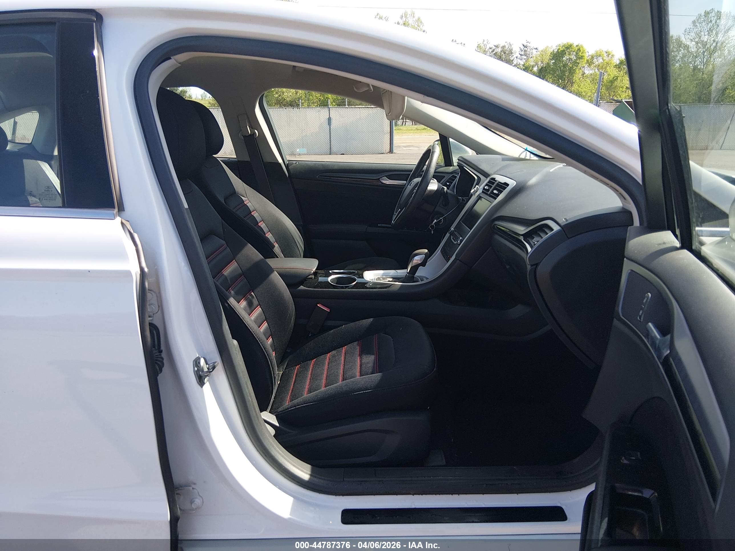 FORD FUSION image 5