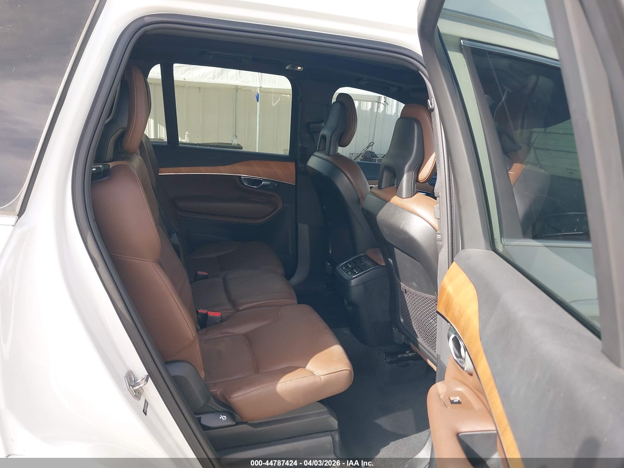 VOLVO XC90 image 8