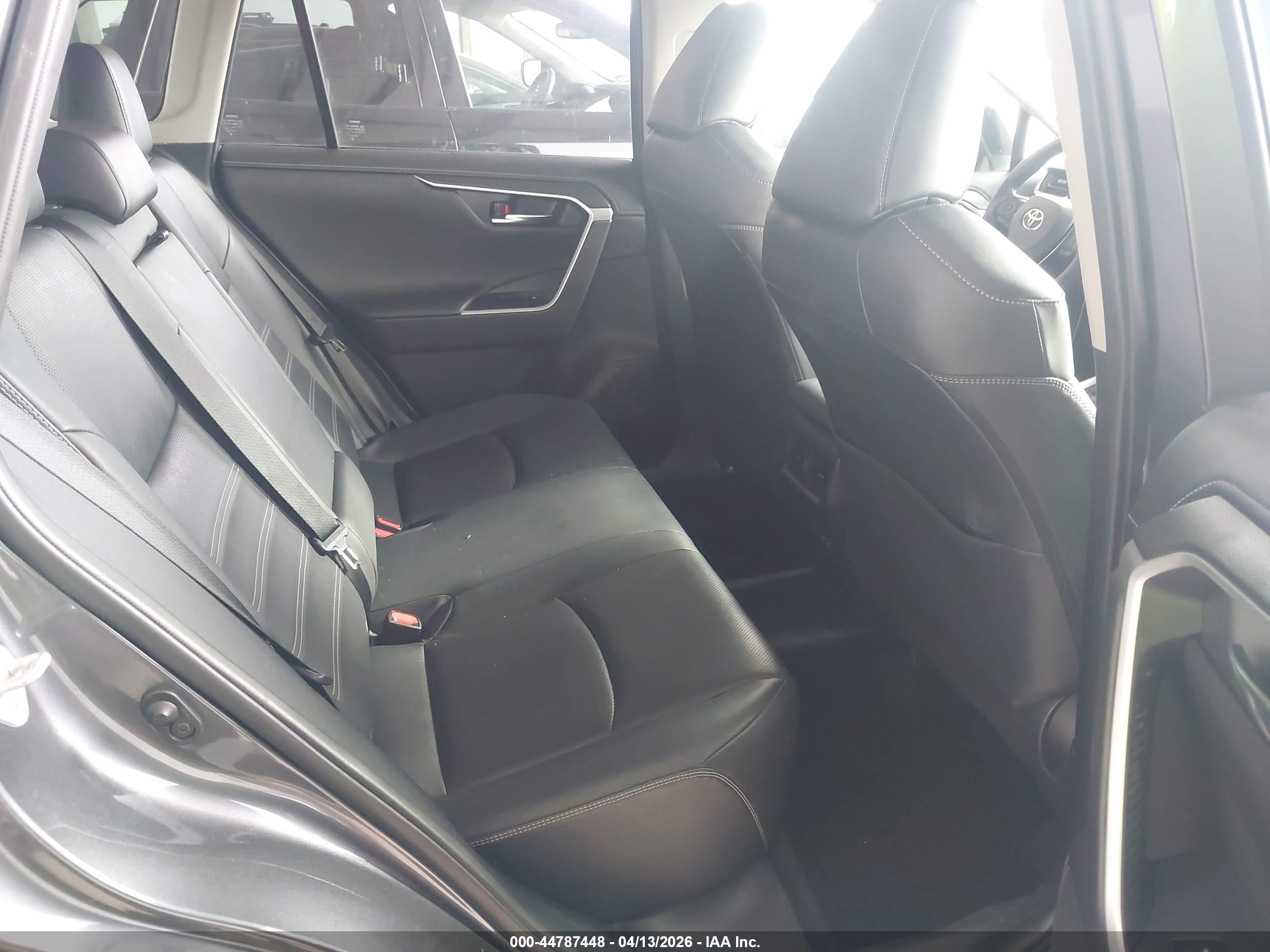 TOYOTA RAV4 image 8