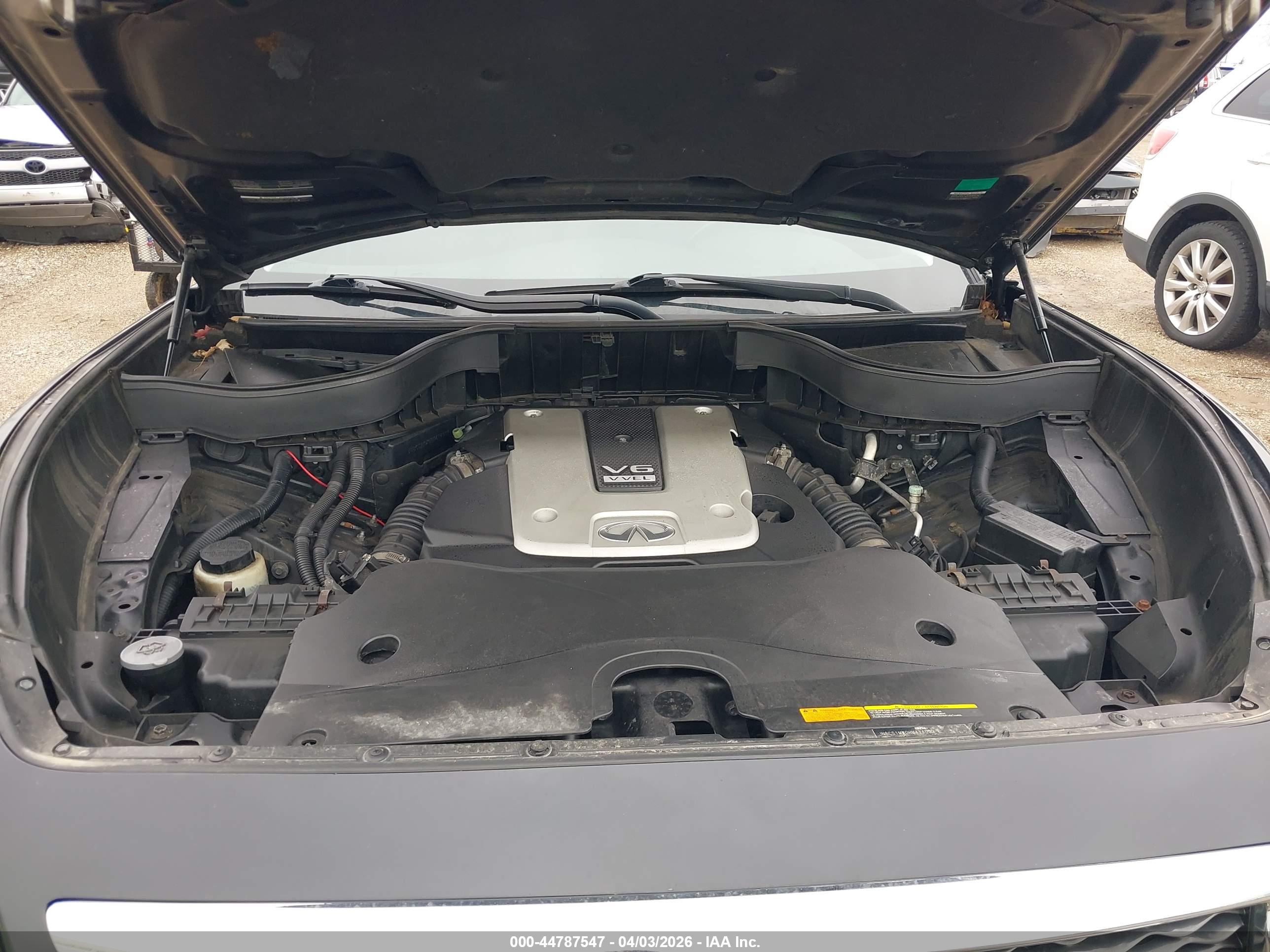 INFINITI QX70 image 10