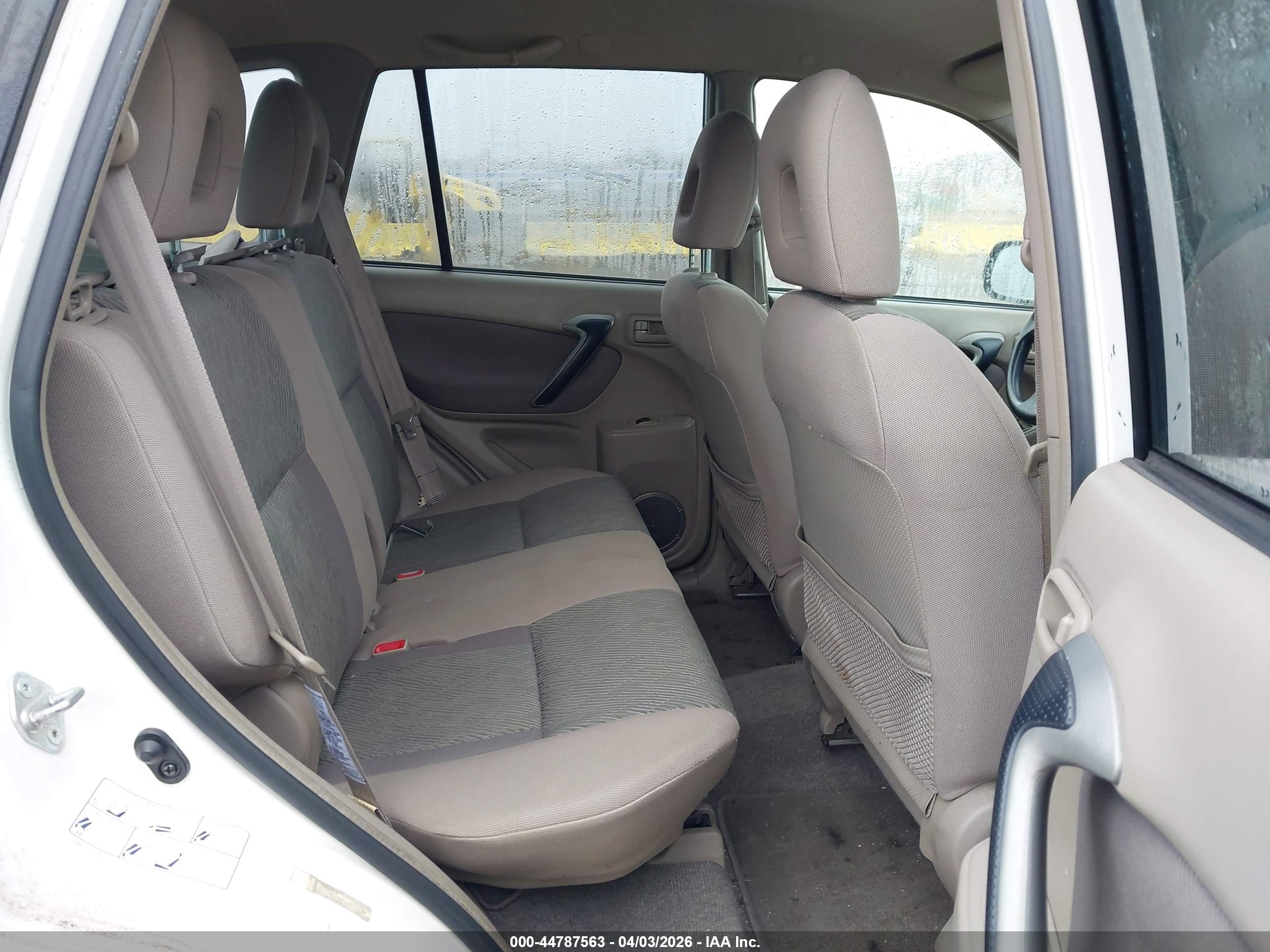 TOYOTA RAV4 image 8