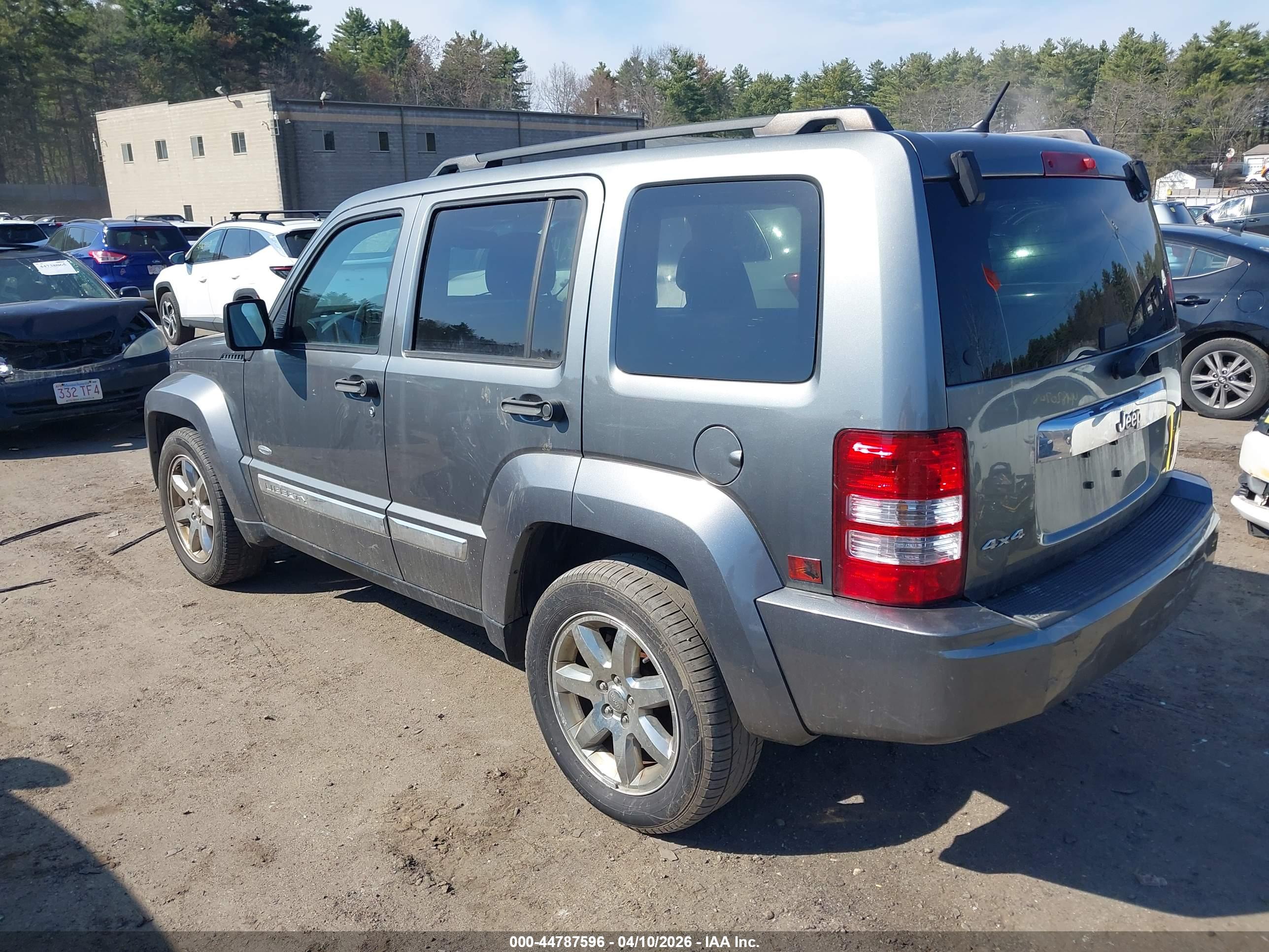 JEEP LIBERTY image 3