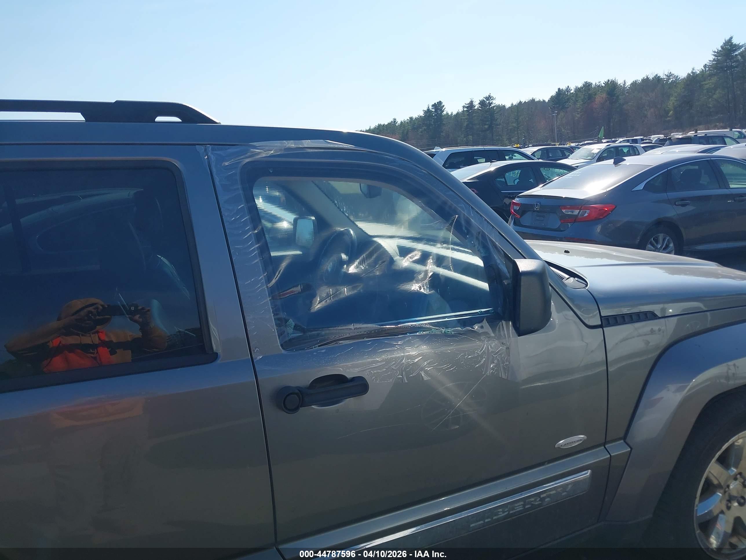 JEEP LIBERTY image 6