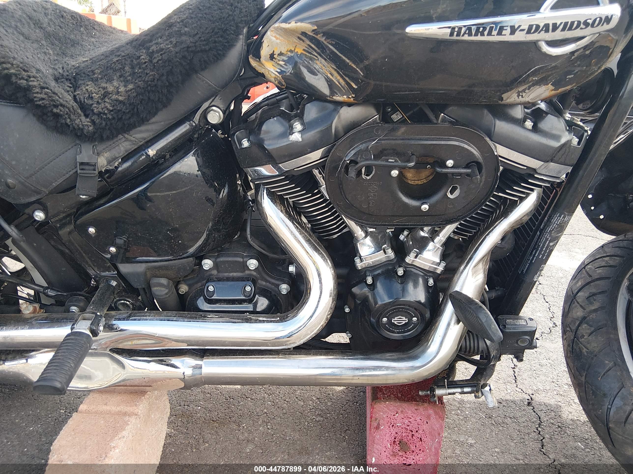 HARLEY-DAVIDSON FLHCS image 8