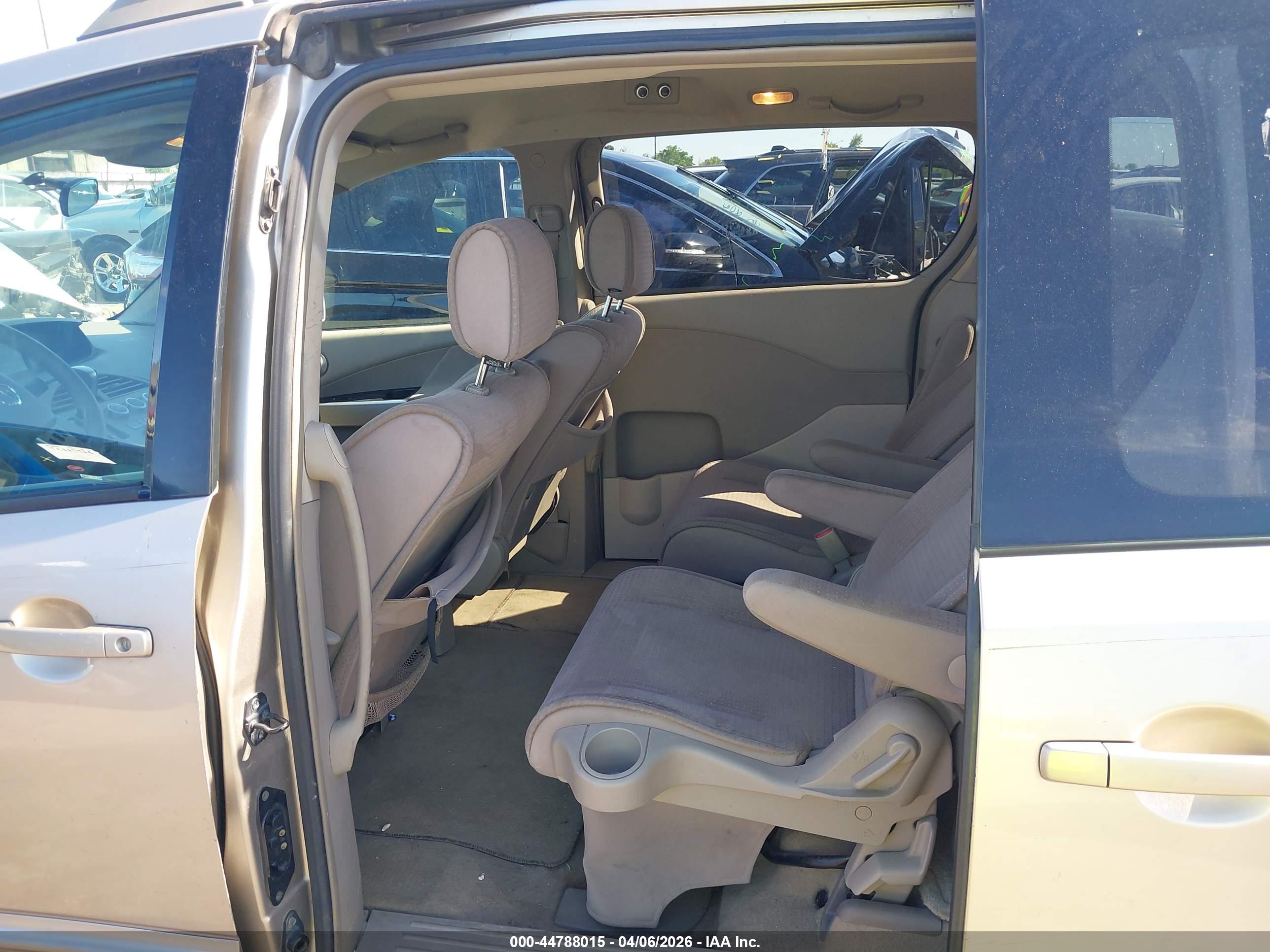 NISSAN QUEST image 8