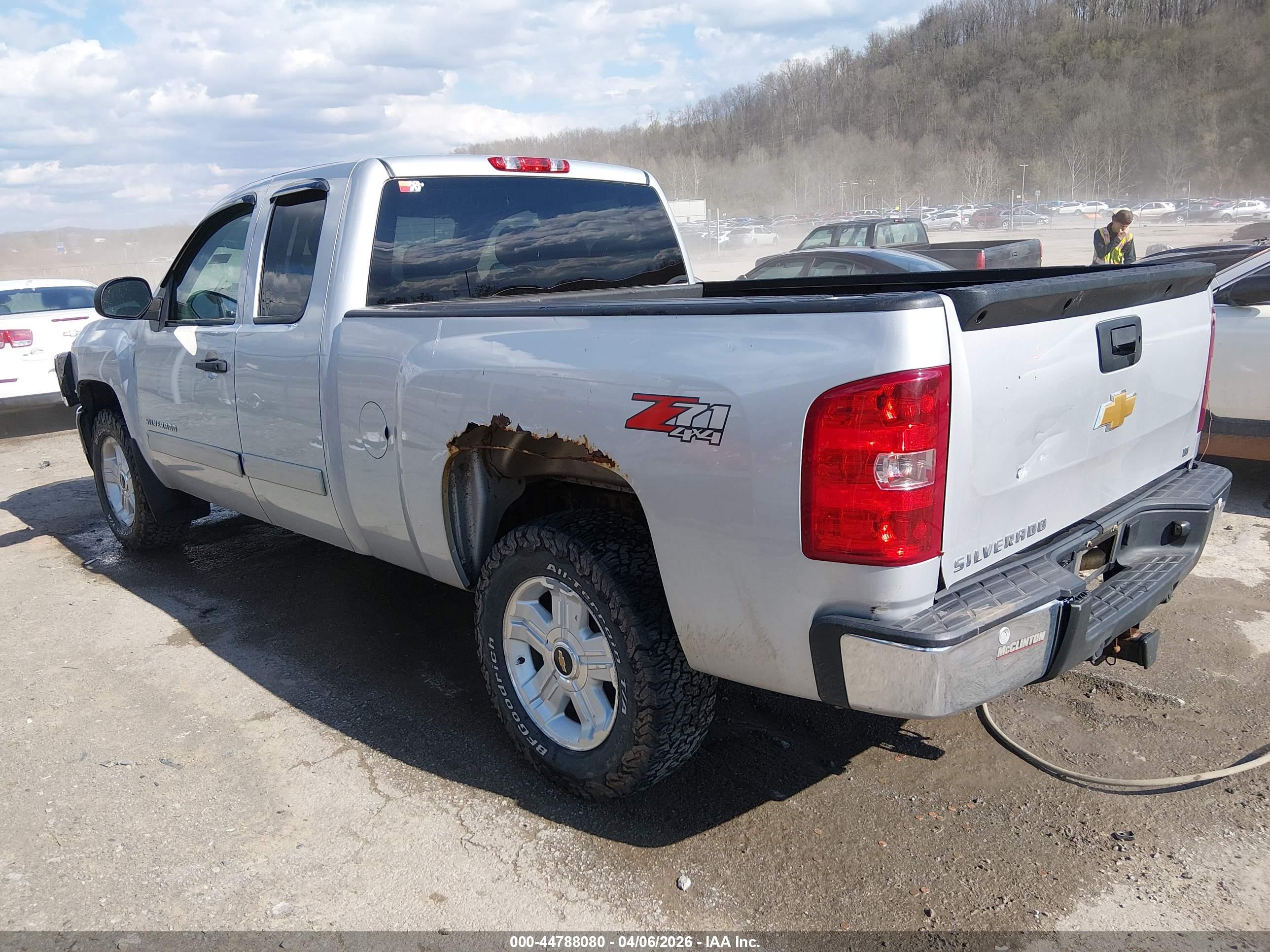 CHEVROLET SILVERADO image 3