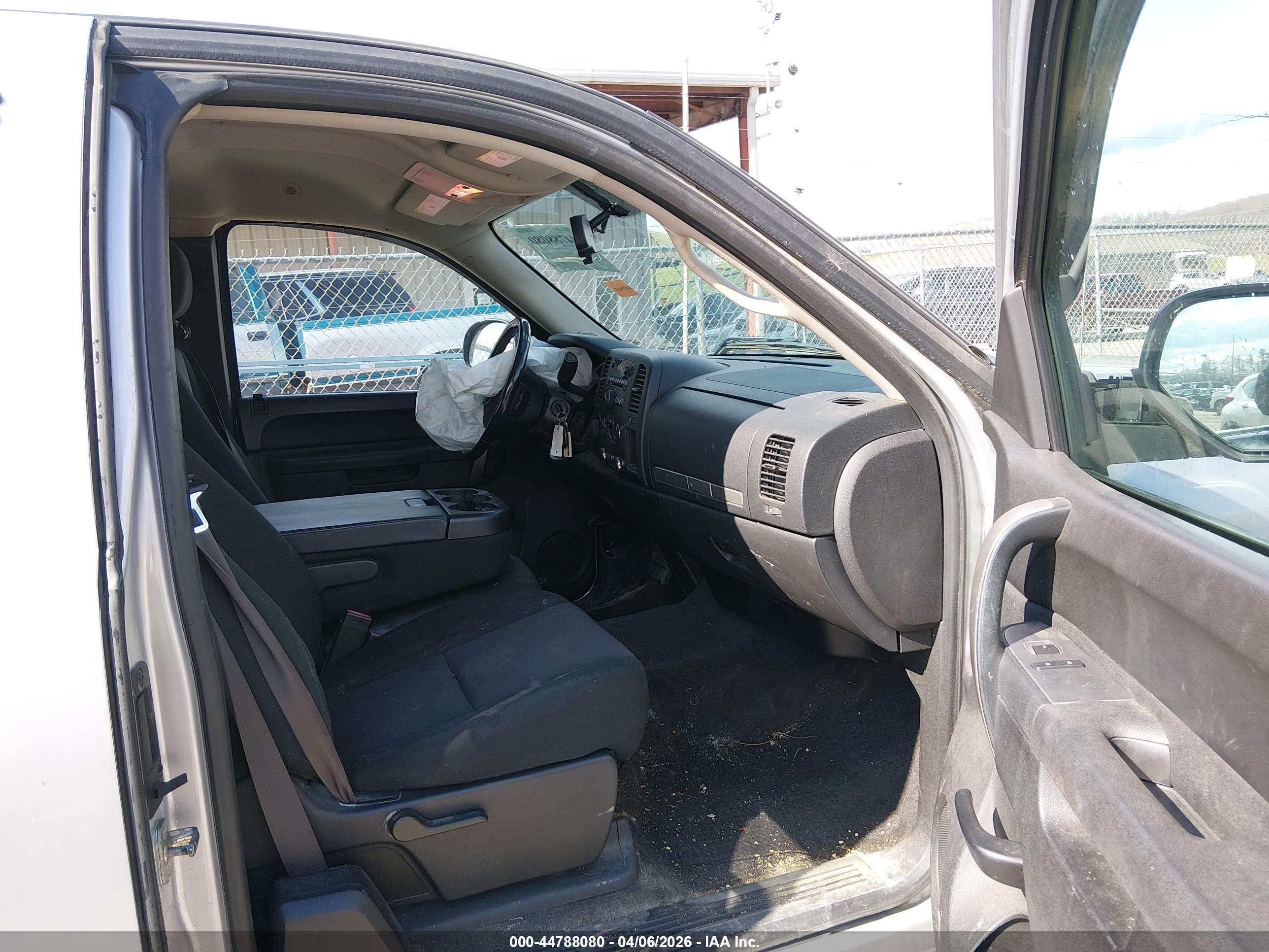 CHEVROLET SILVERADO image 5