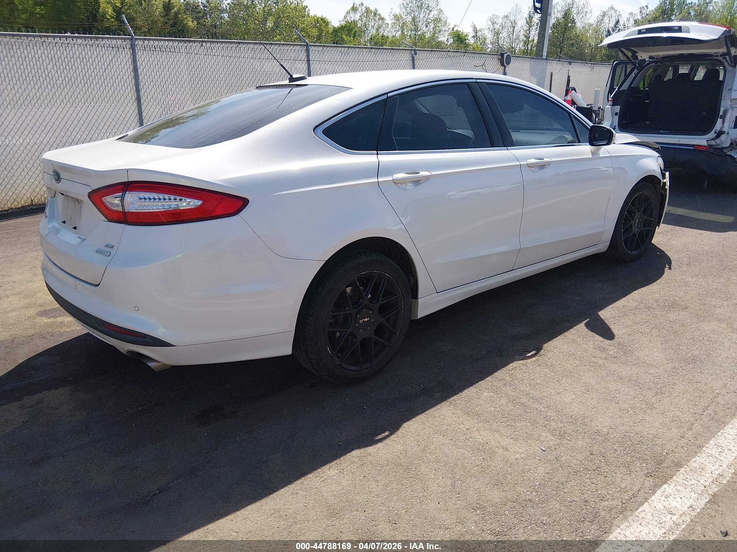 FORD FUSION image 4