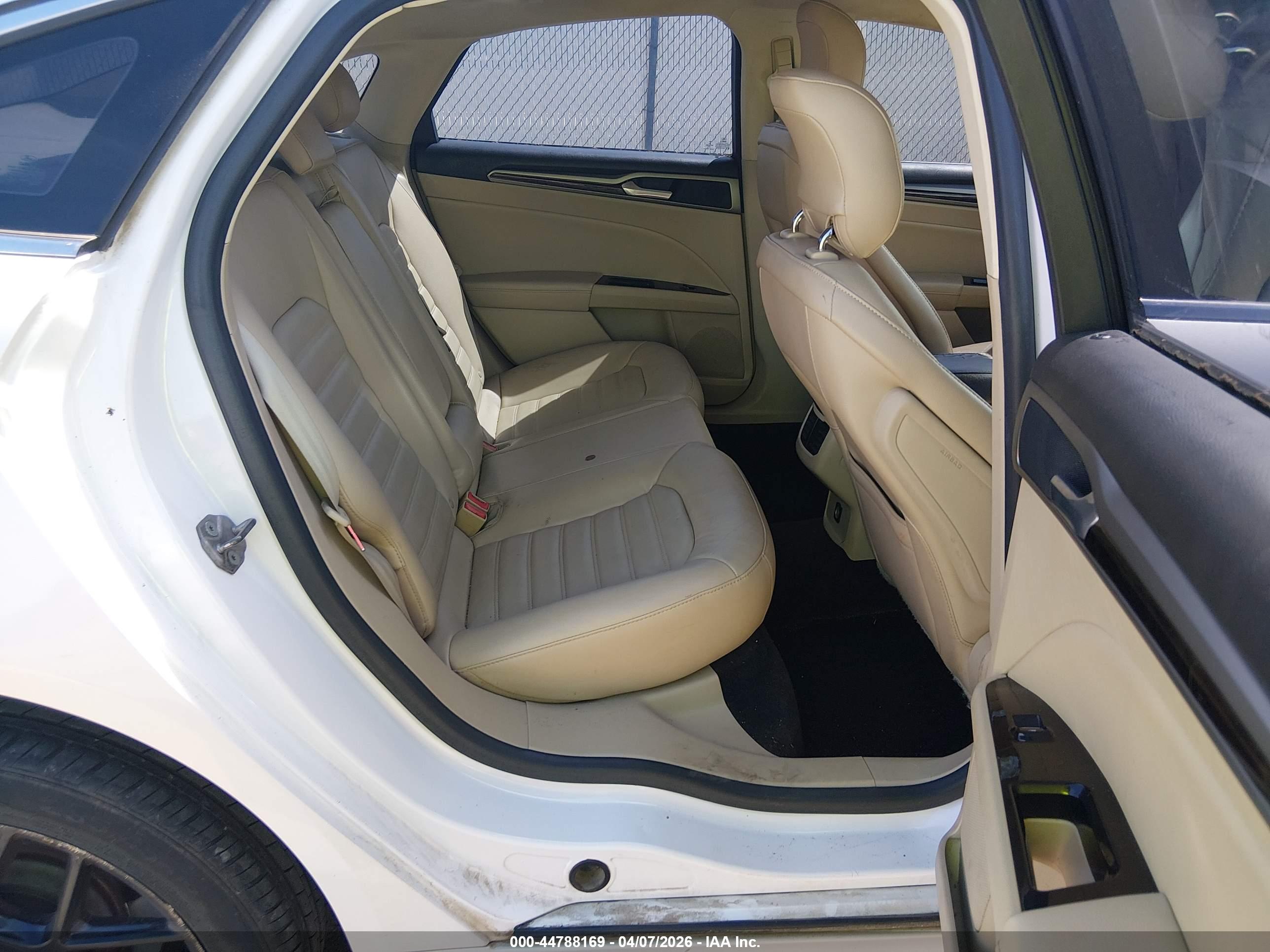 FORD FUSION image 8