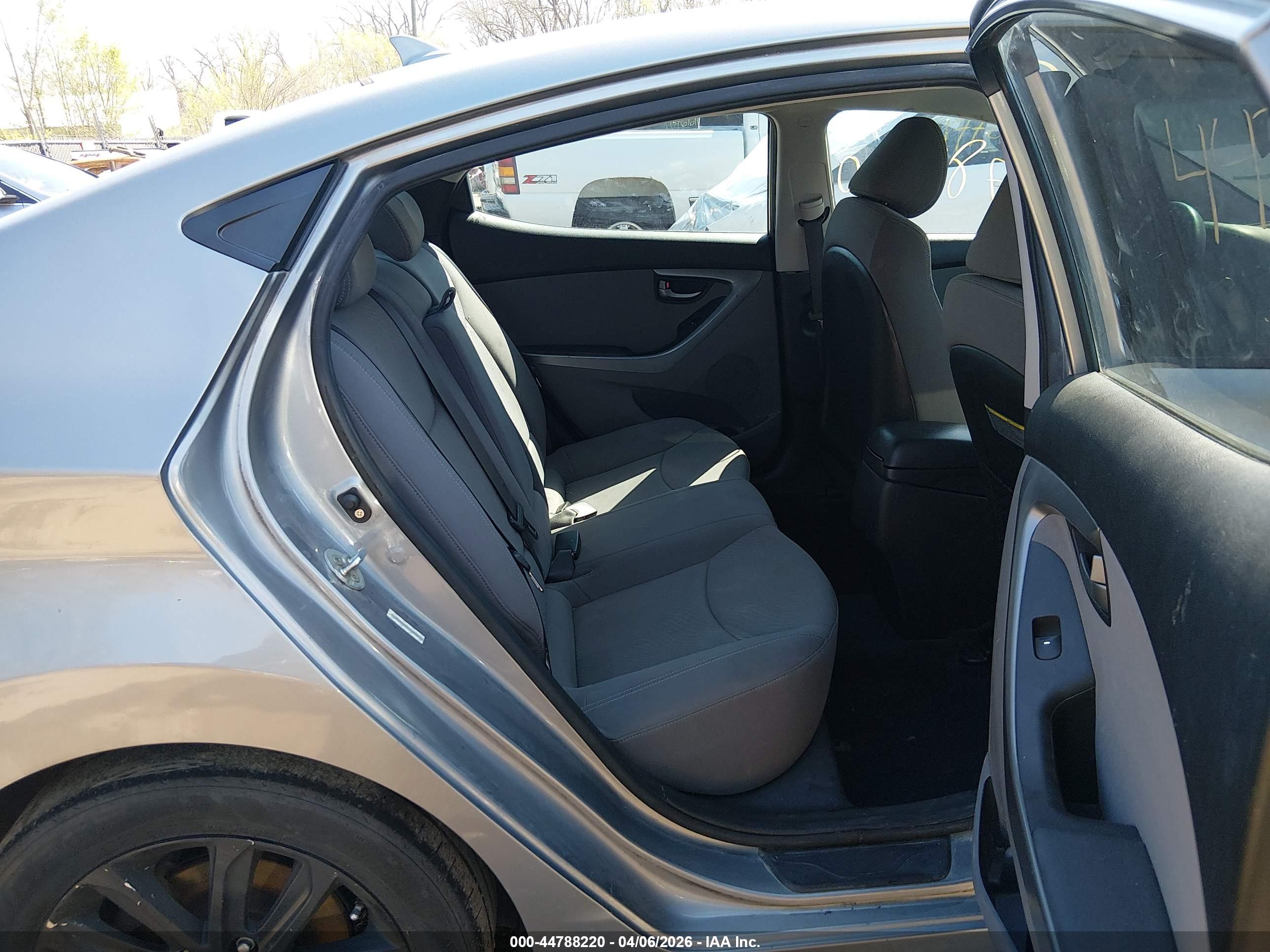 HYUNDAI ELANTRA image 8