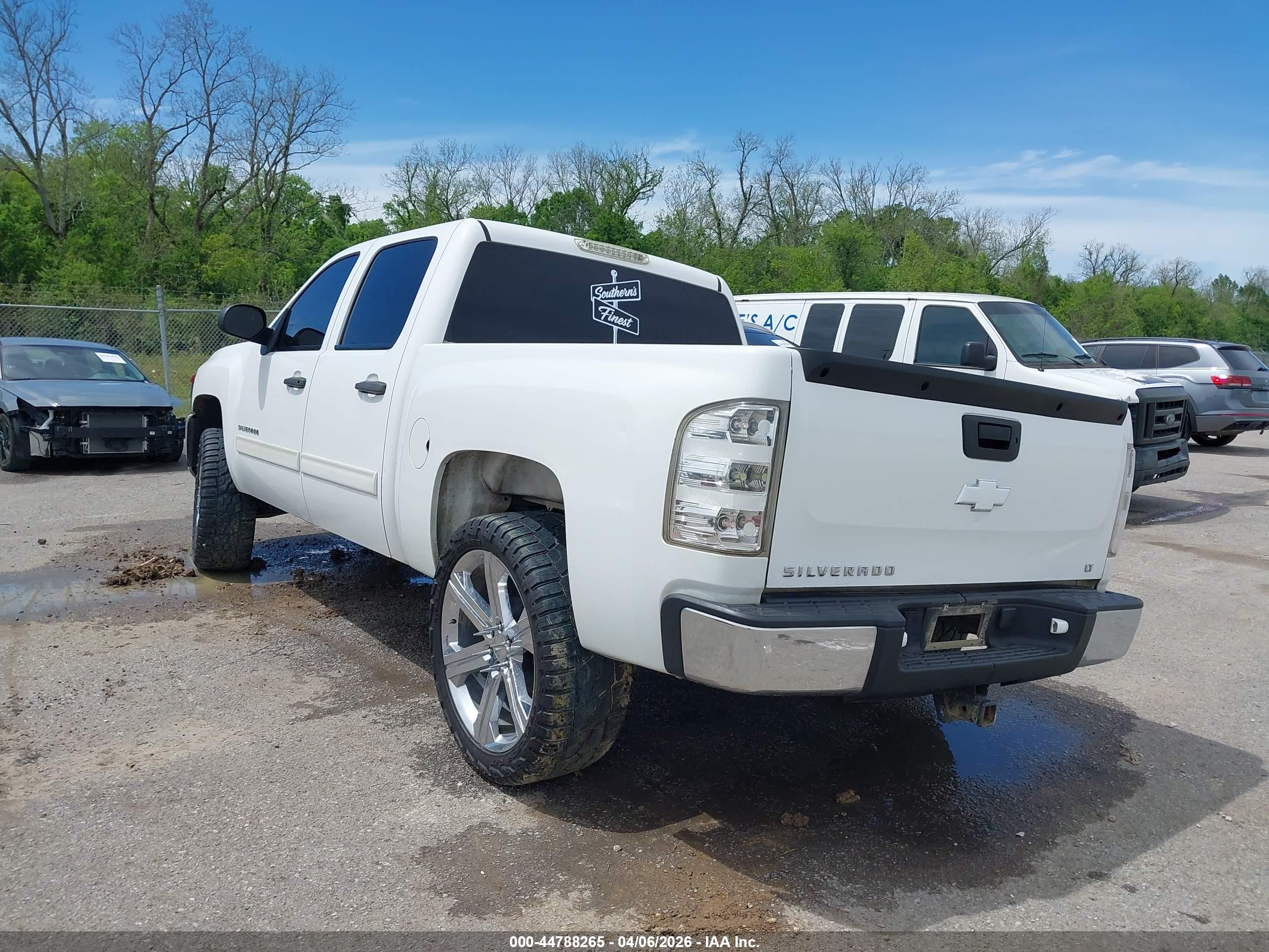 CHEVROLET SILVERADO image 3