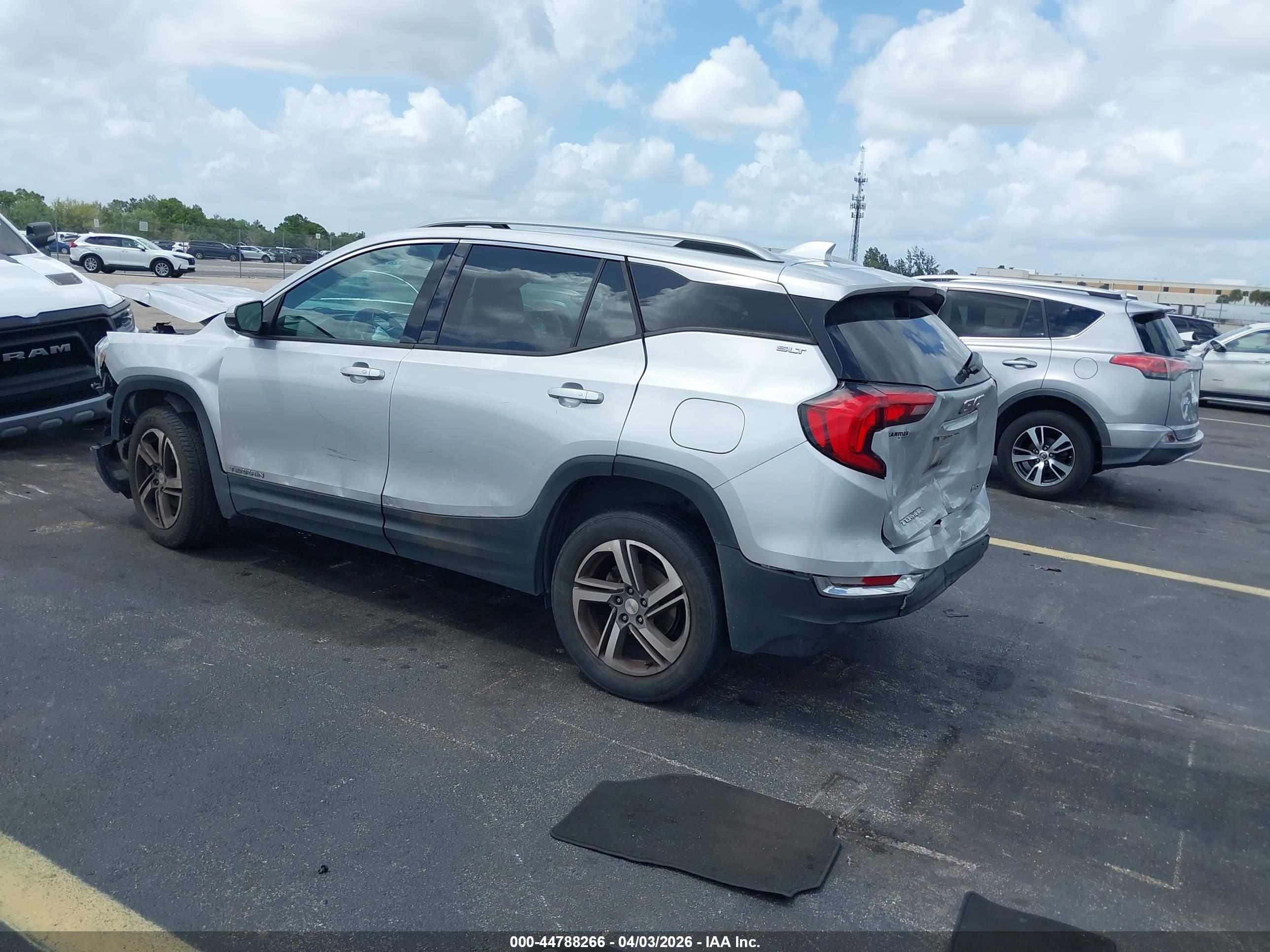 GMC TERRAIN image 3