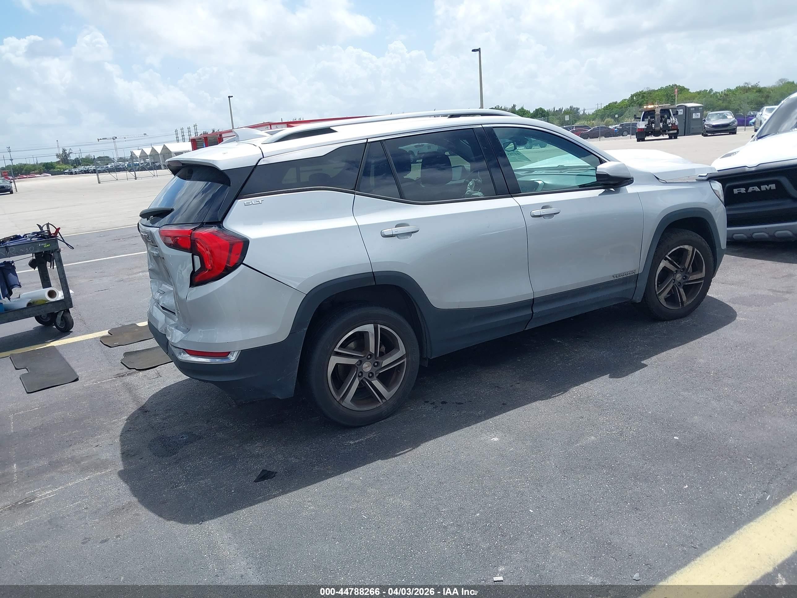 GMC TERRAIN image 4