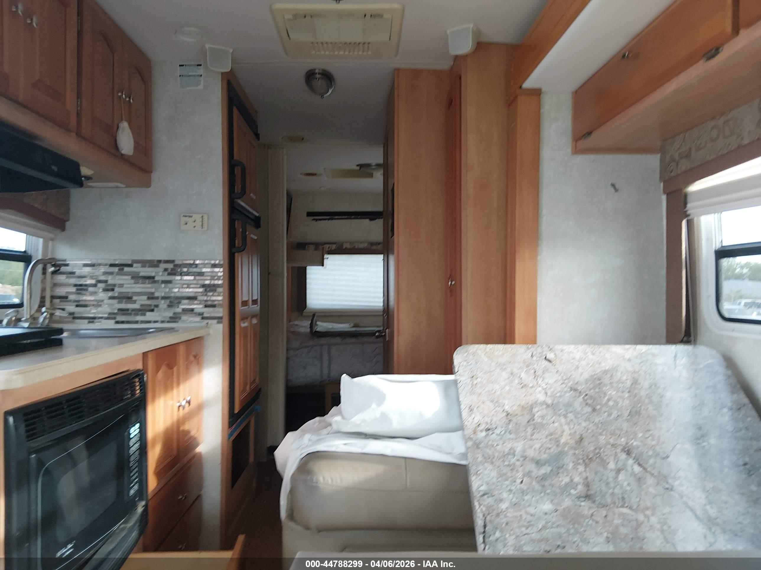 FORD E-450 image 7