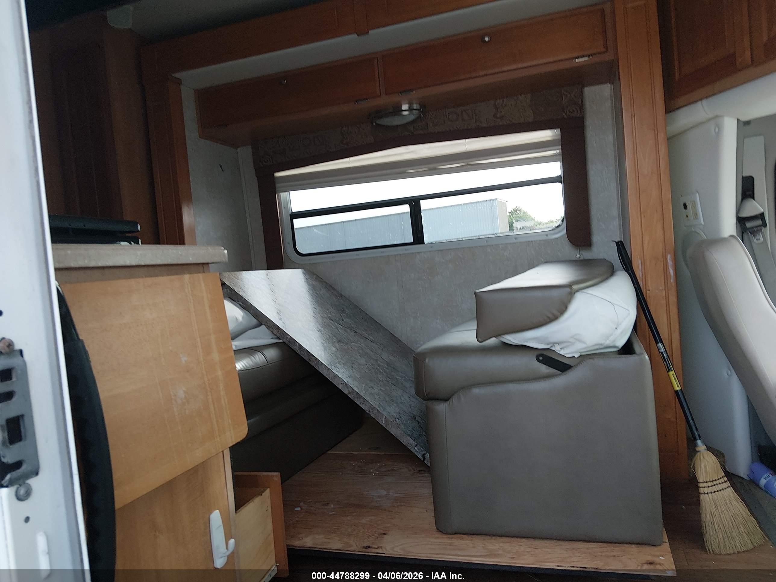 FORD E-450 image 8