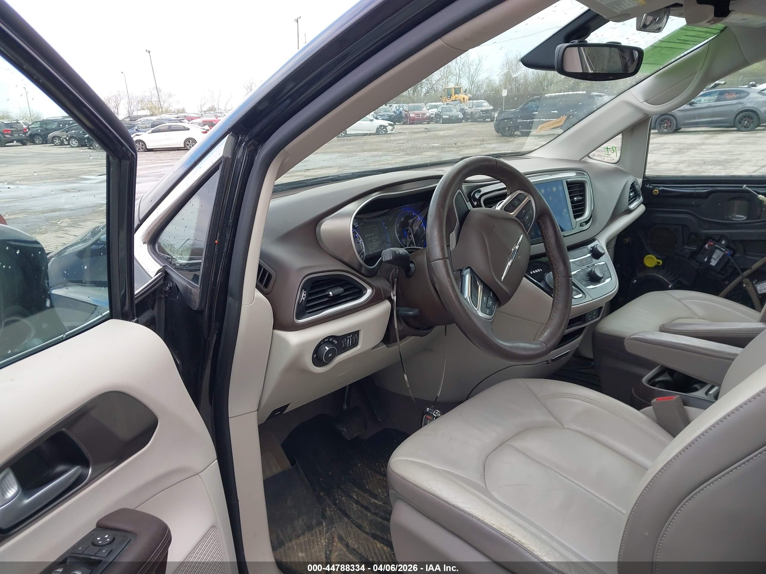 CHRYSLER PACIFICA image 5