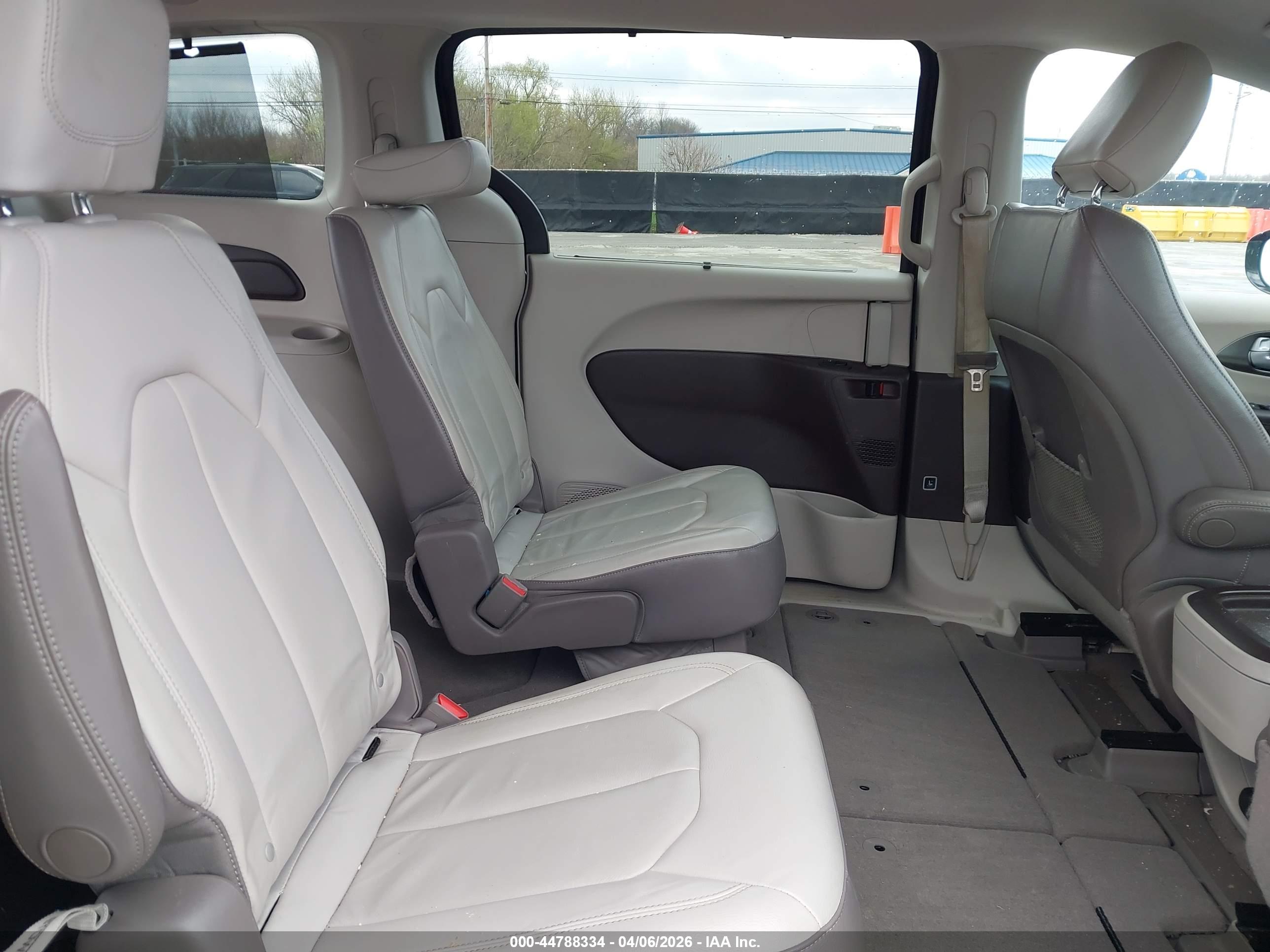 CHRYSLER PACIFICA image 8