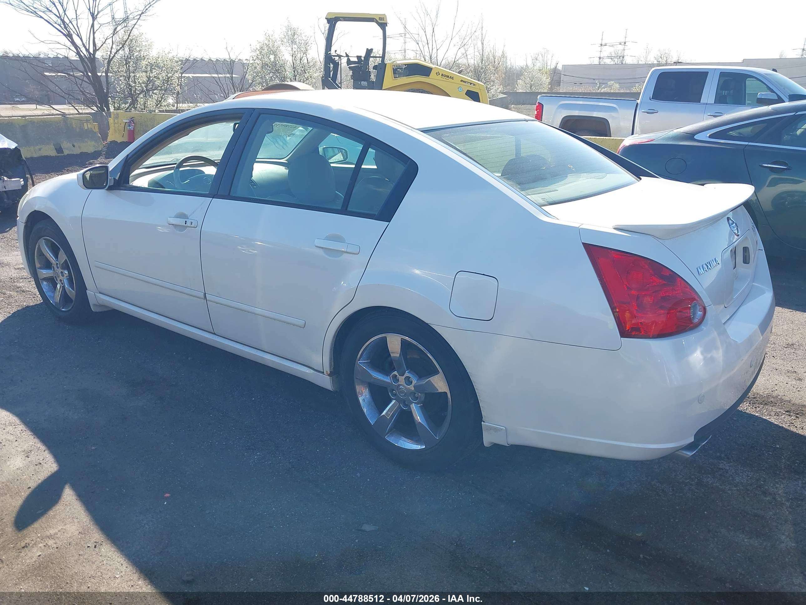 NISSAN MAXIMA image 3