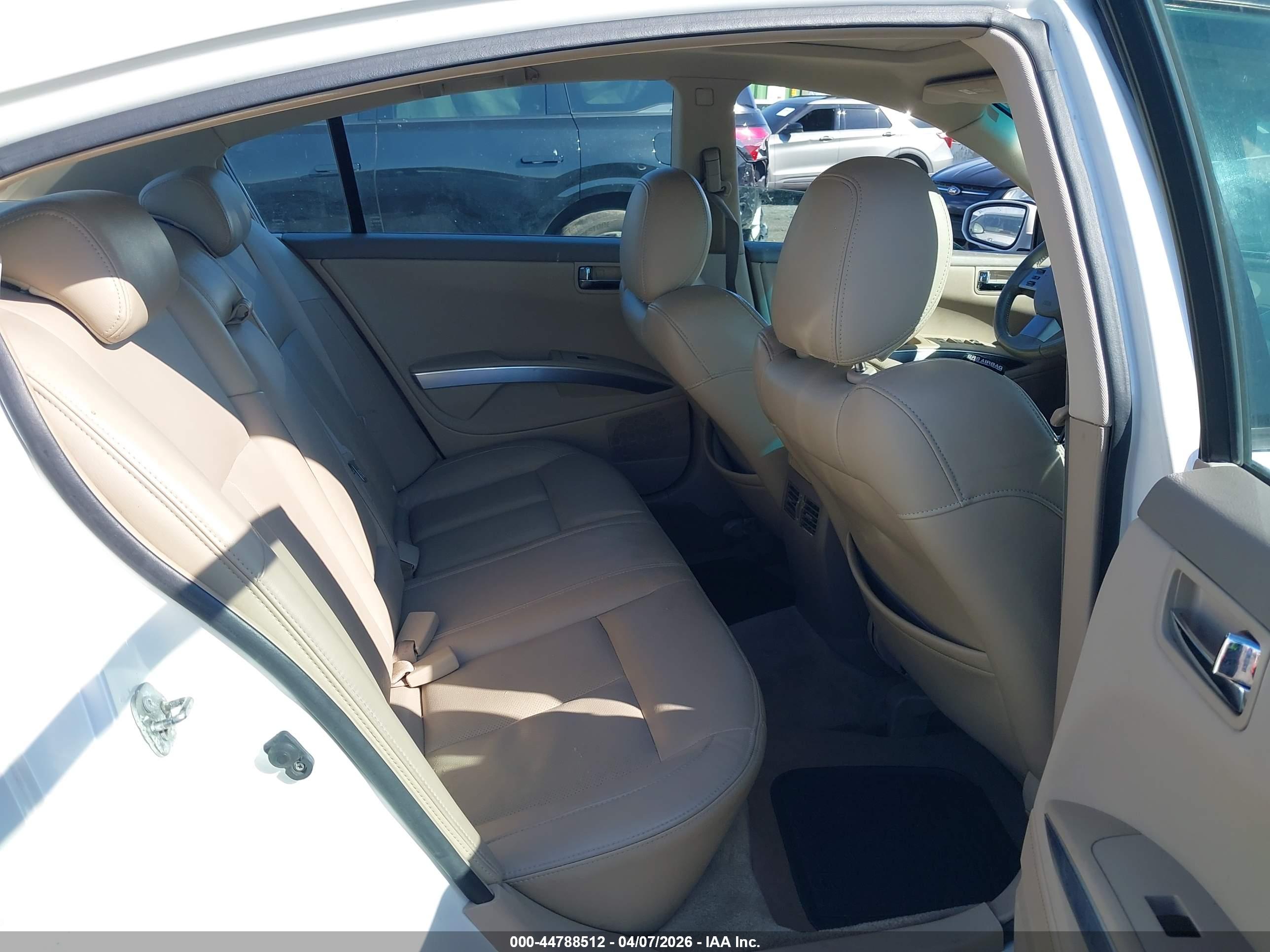 NISSAN MAXIMA image 8