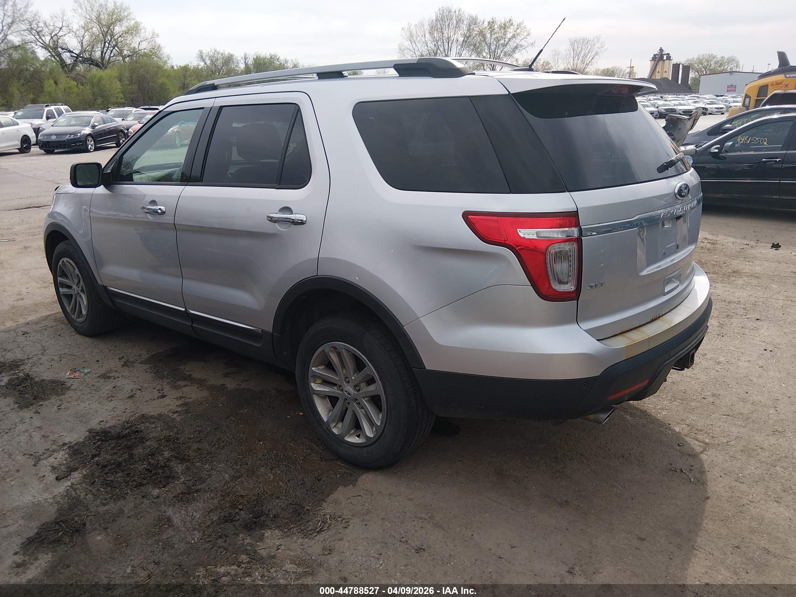 FORD EXPLORER image 3