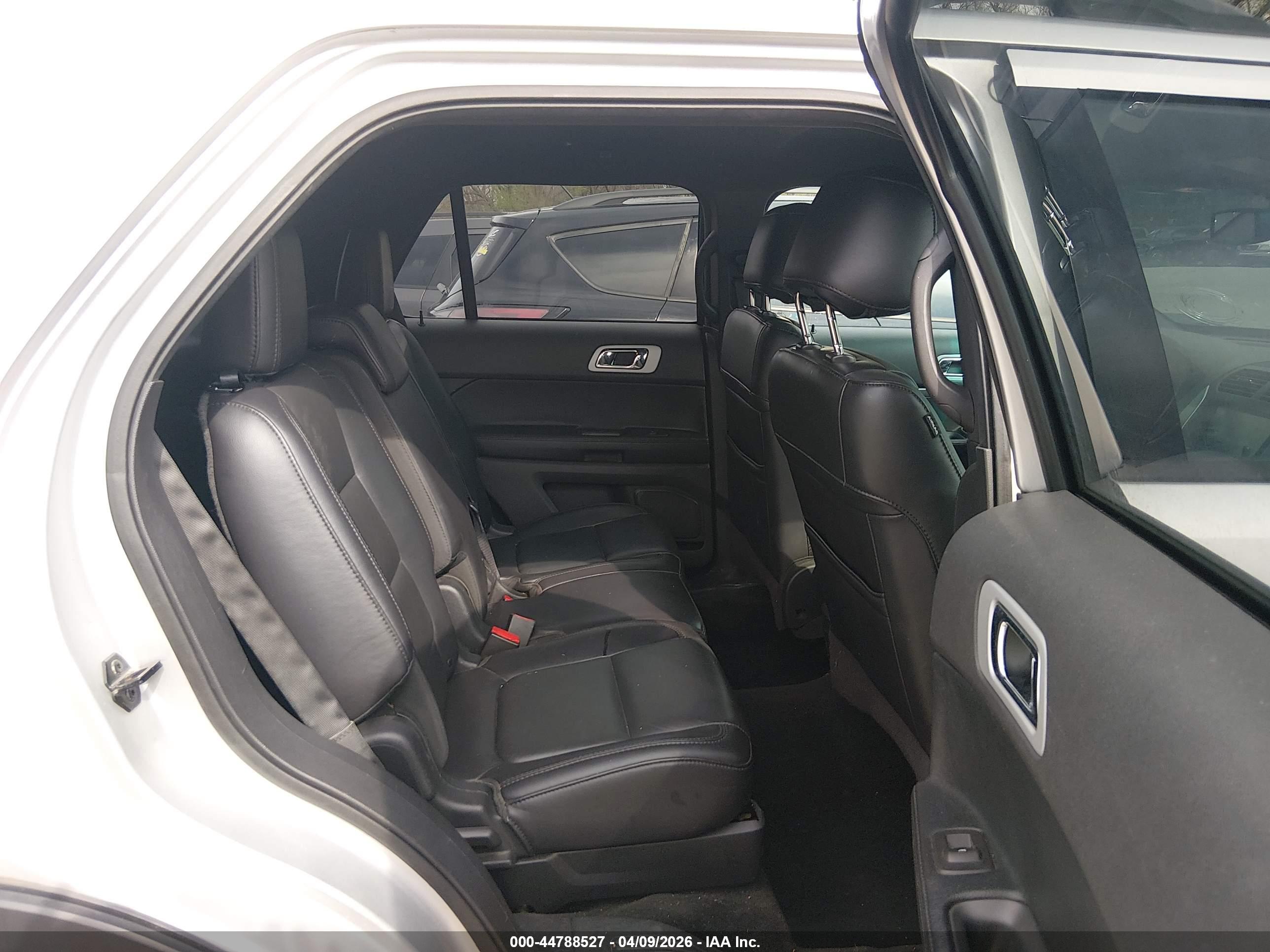FORD EXPLORER image 8