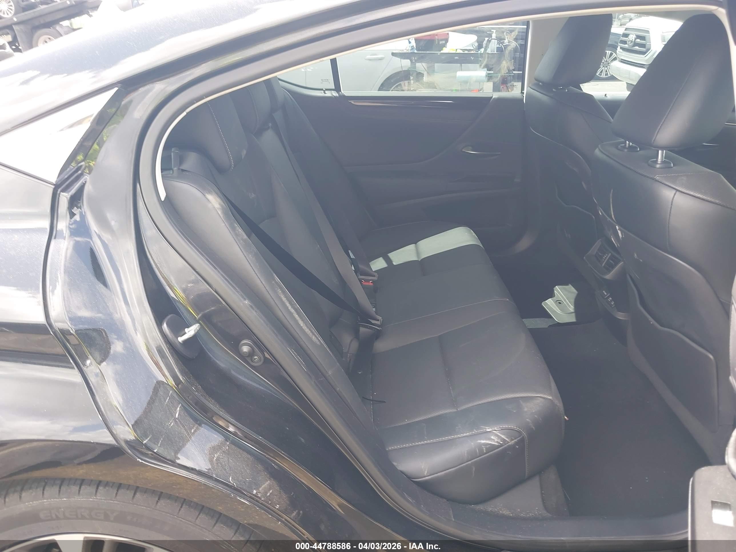LEXUS ES image 8