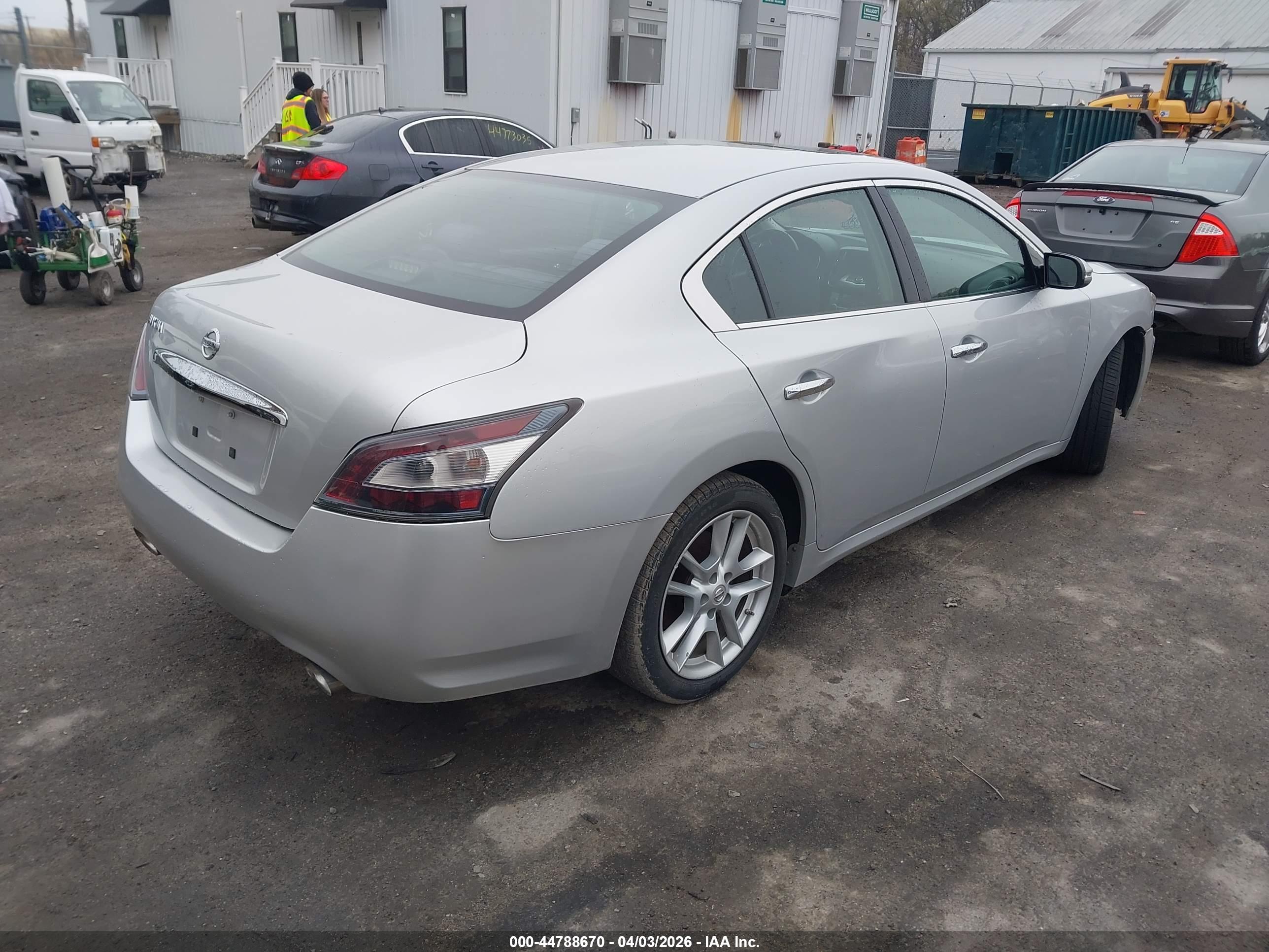 NISSAN MAXIMA image 4