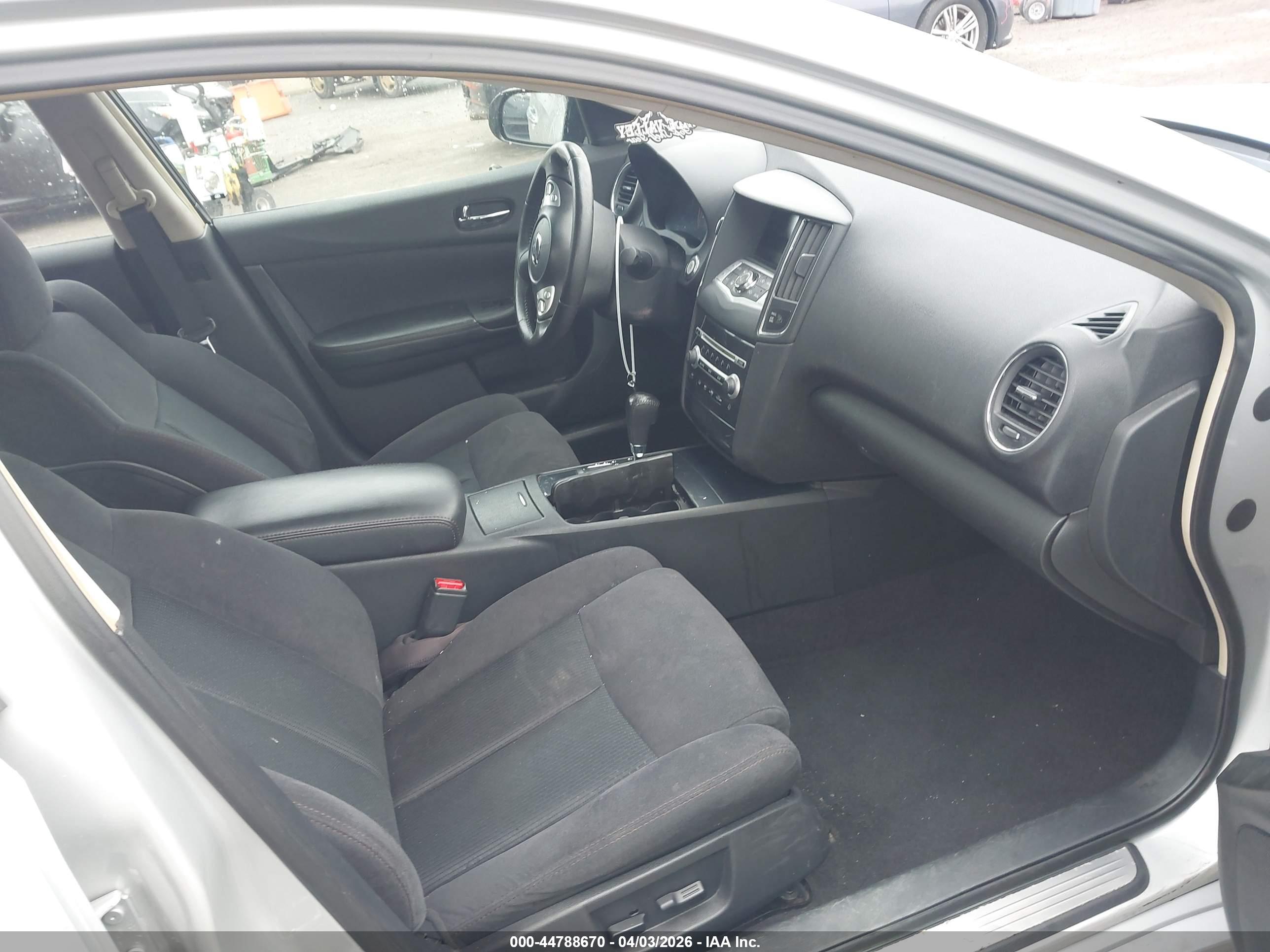NISSAN MAXIMA image 5