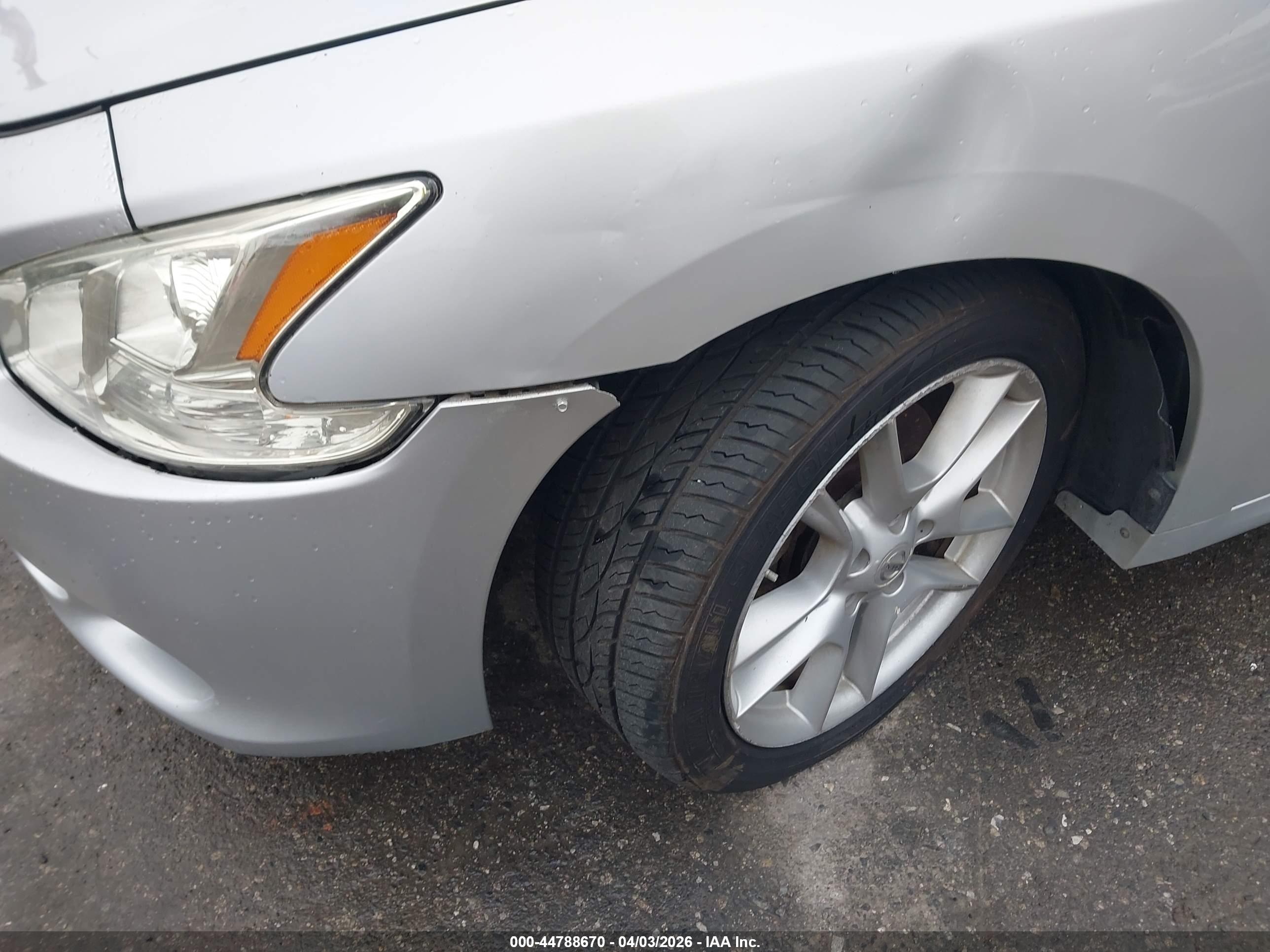 NISSAN MAXIMA image 6