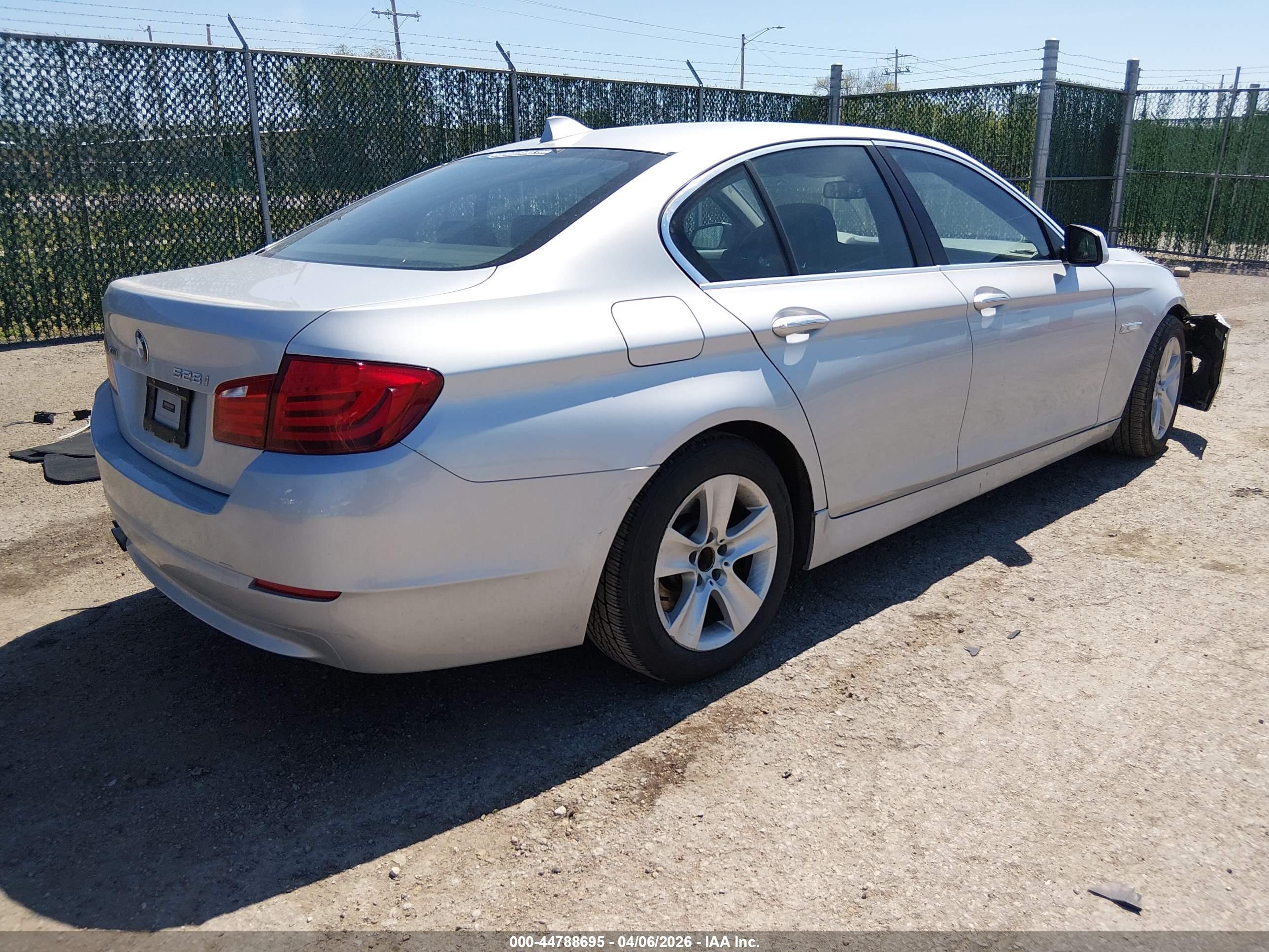 BMW 528I image 4