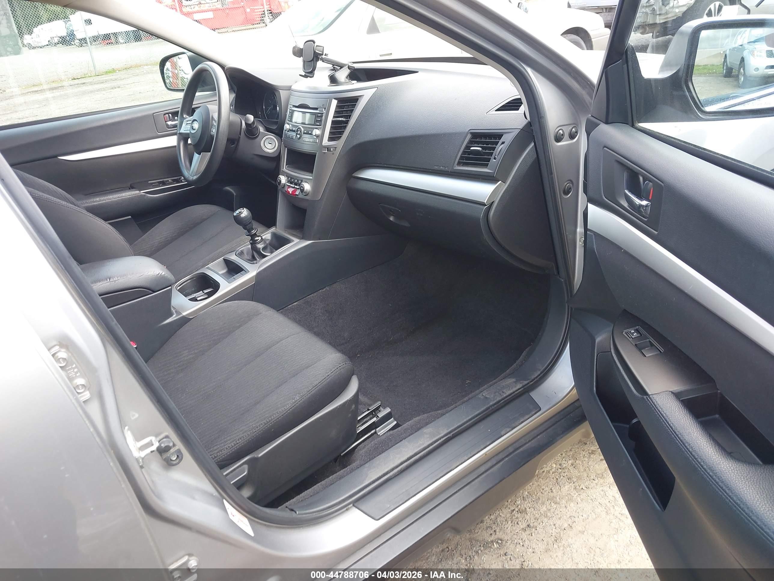 SUBARU OUTBACK image 5