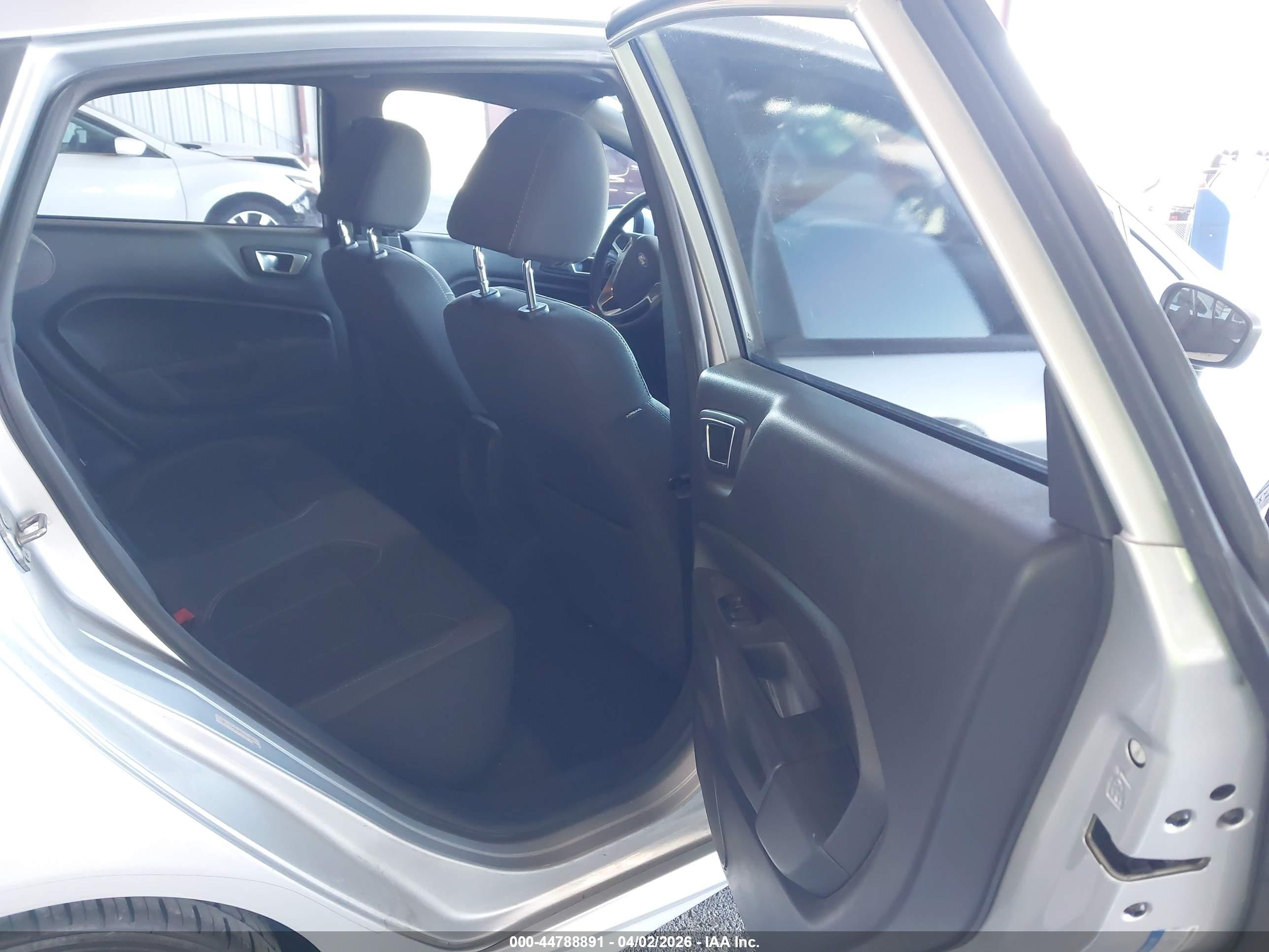 FORD FIESTA image 8
