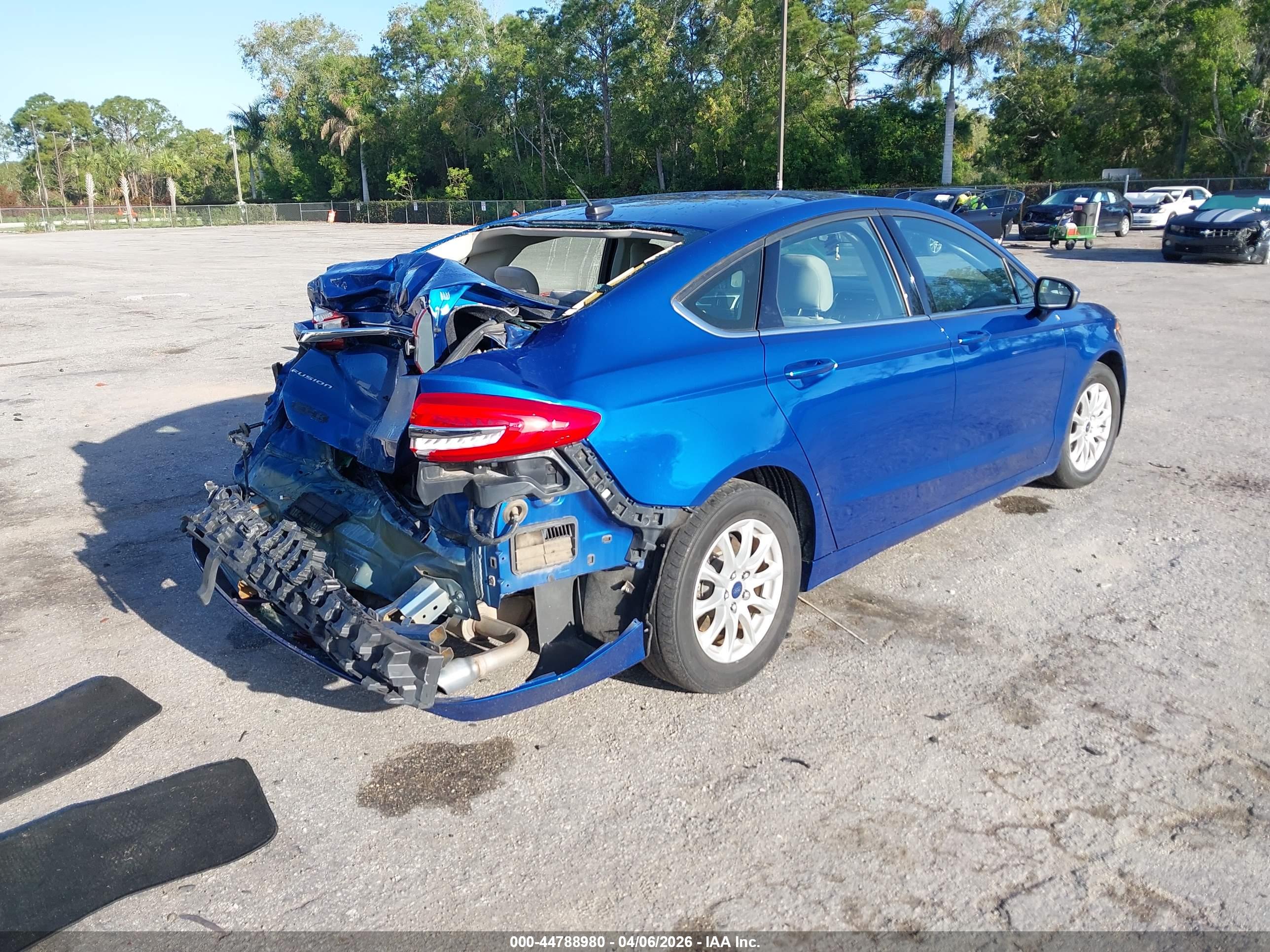 FORD FUSION image 4