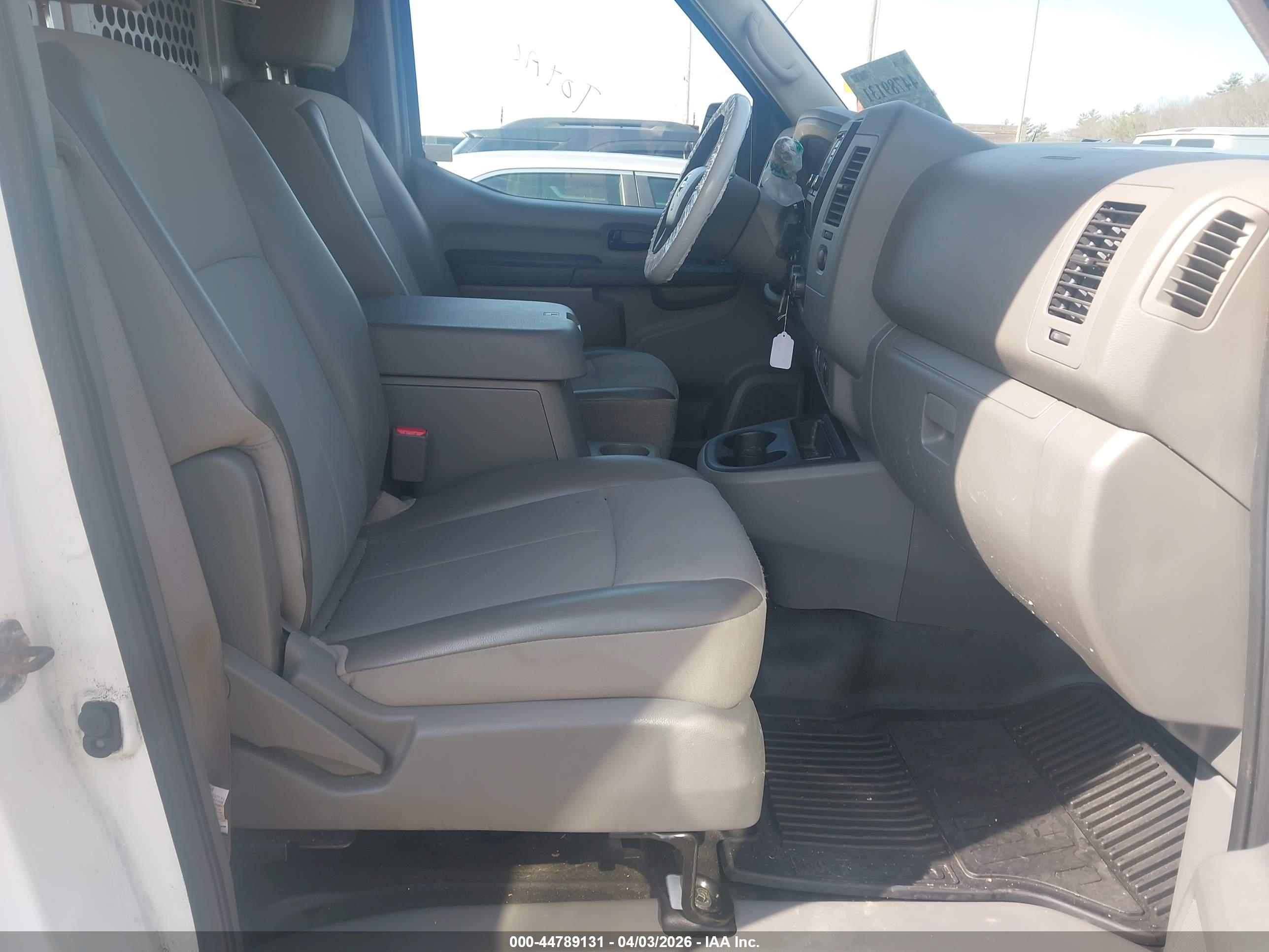 NISSAN NV image 5