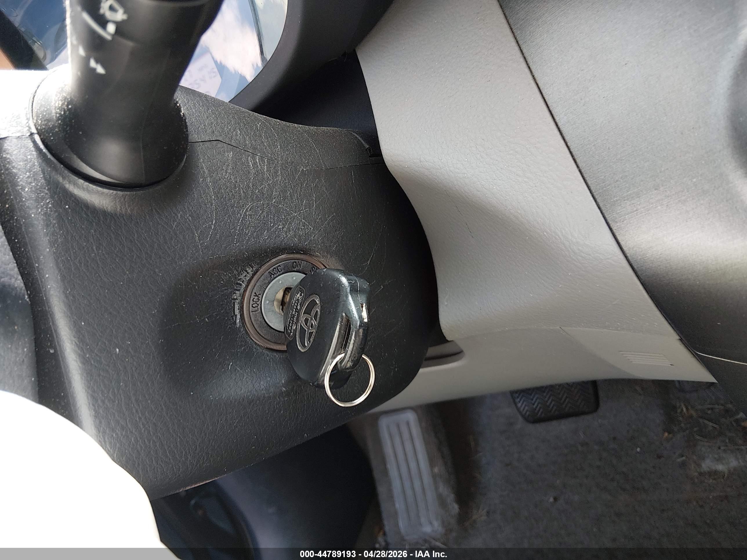 TOYOTA RAV4 image 11