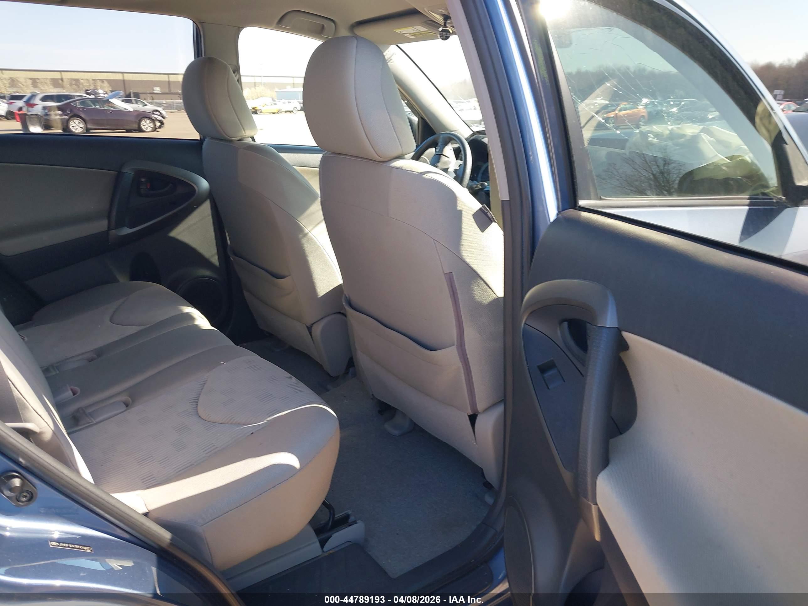 TOYOTA RAV4 image 8
