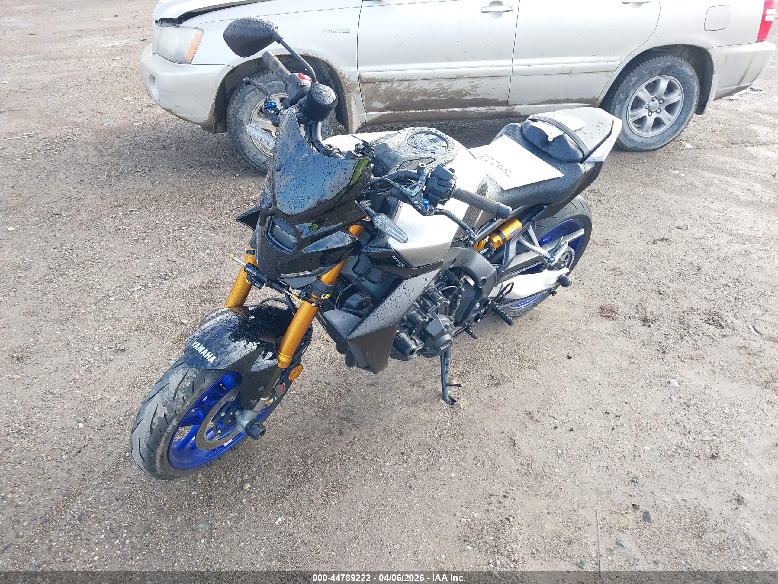 YAMAHA MT09 image 2