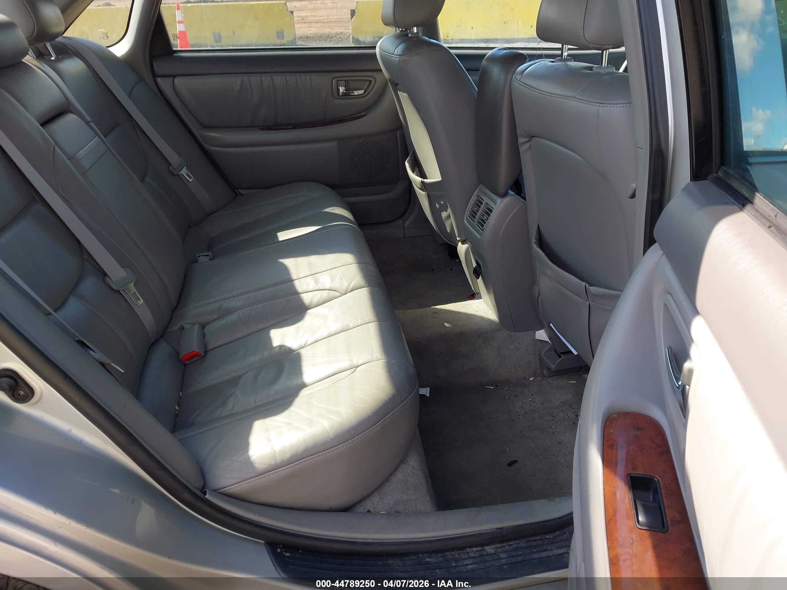TOYOTA AVALON image 8