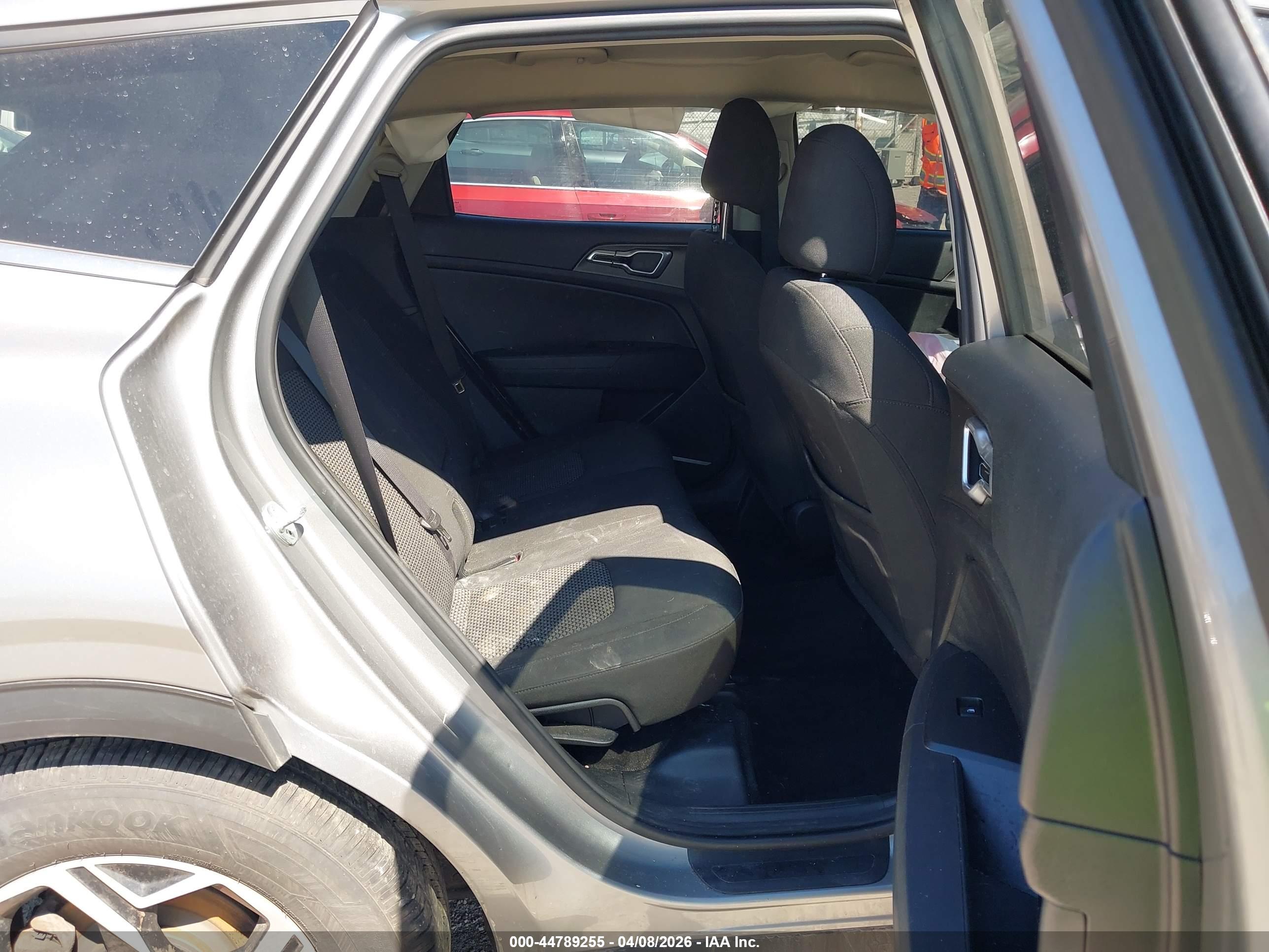 KIA SPORTAGE image 8