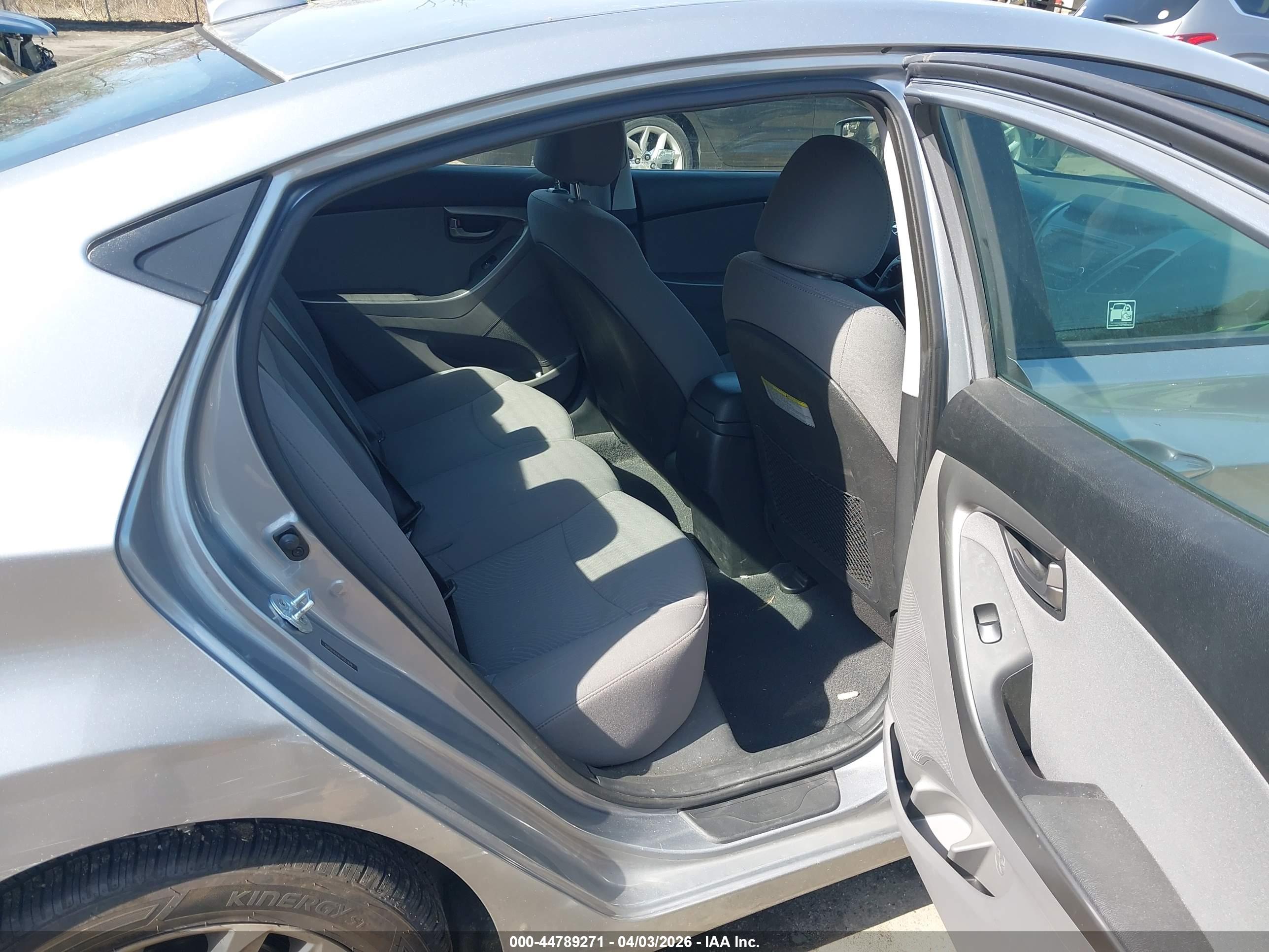 HYUNDAI ELANTRA image 8