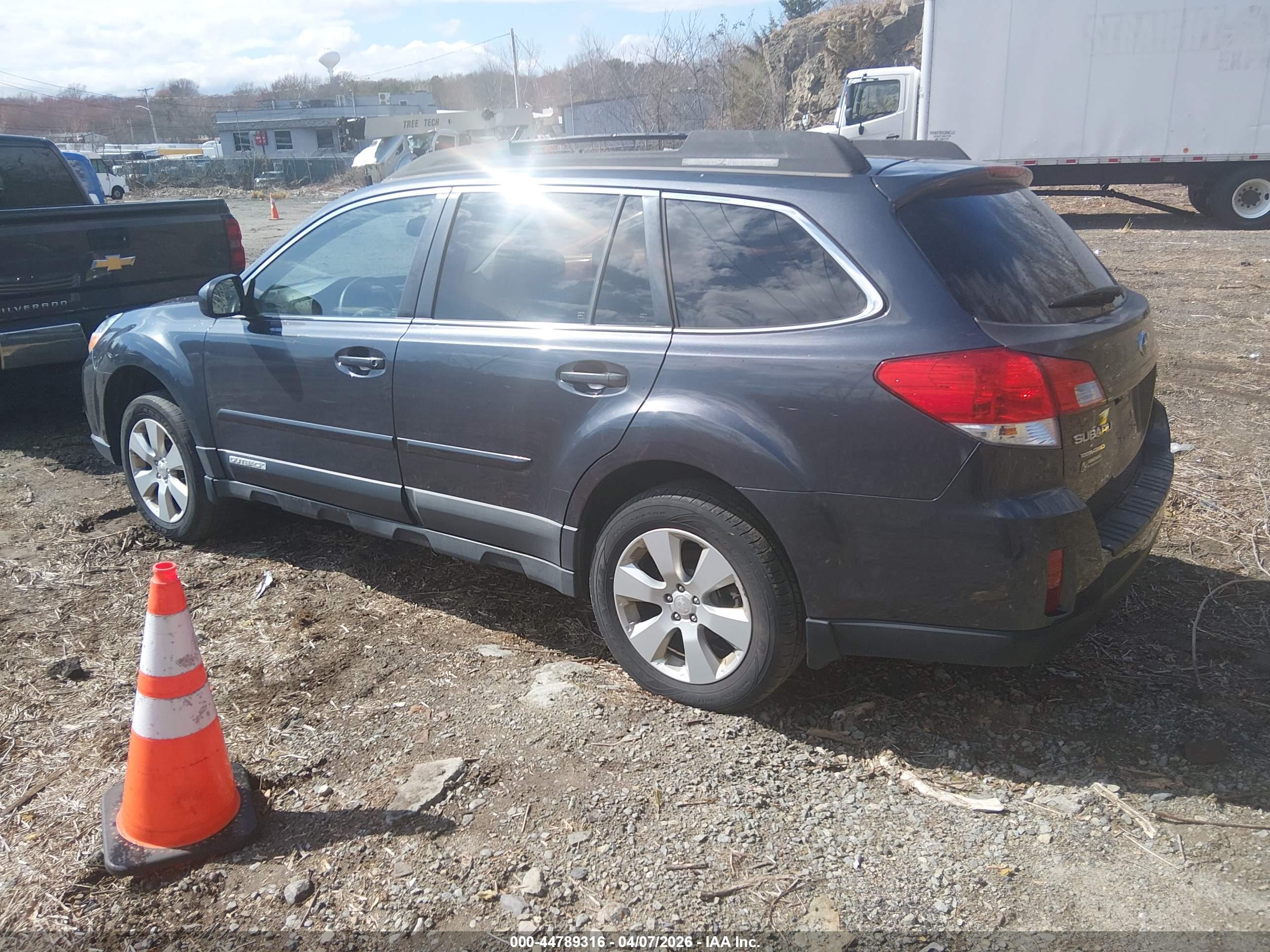 SUBARU OUTBACK image 3