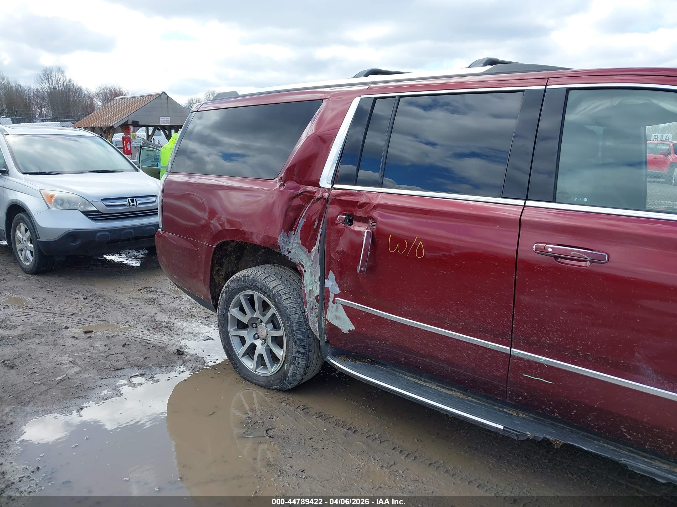 GMC YUKON image 6