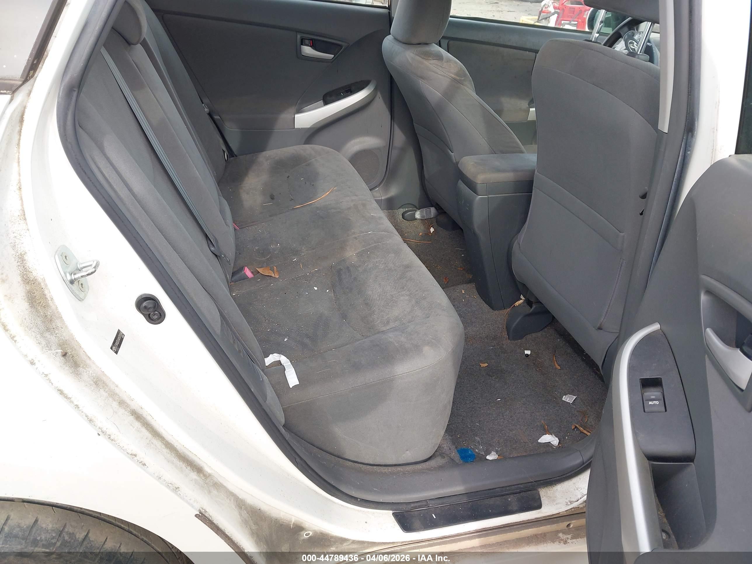 TOYOTA PRIUS image 8