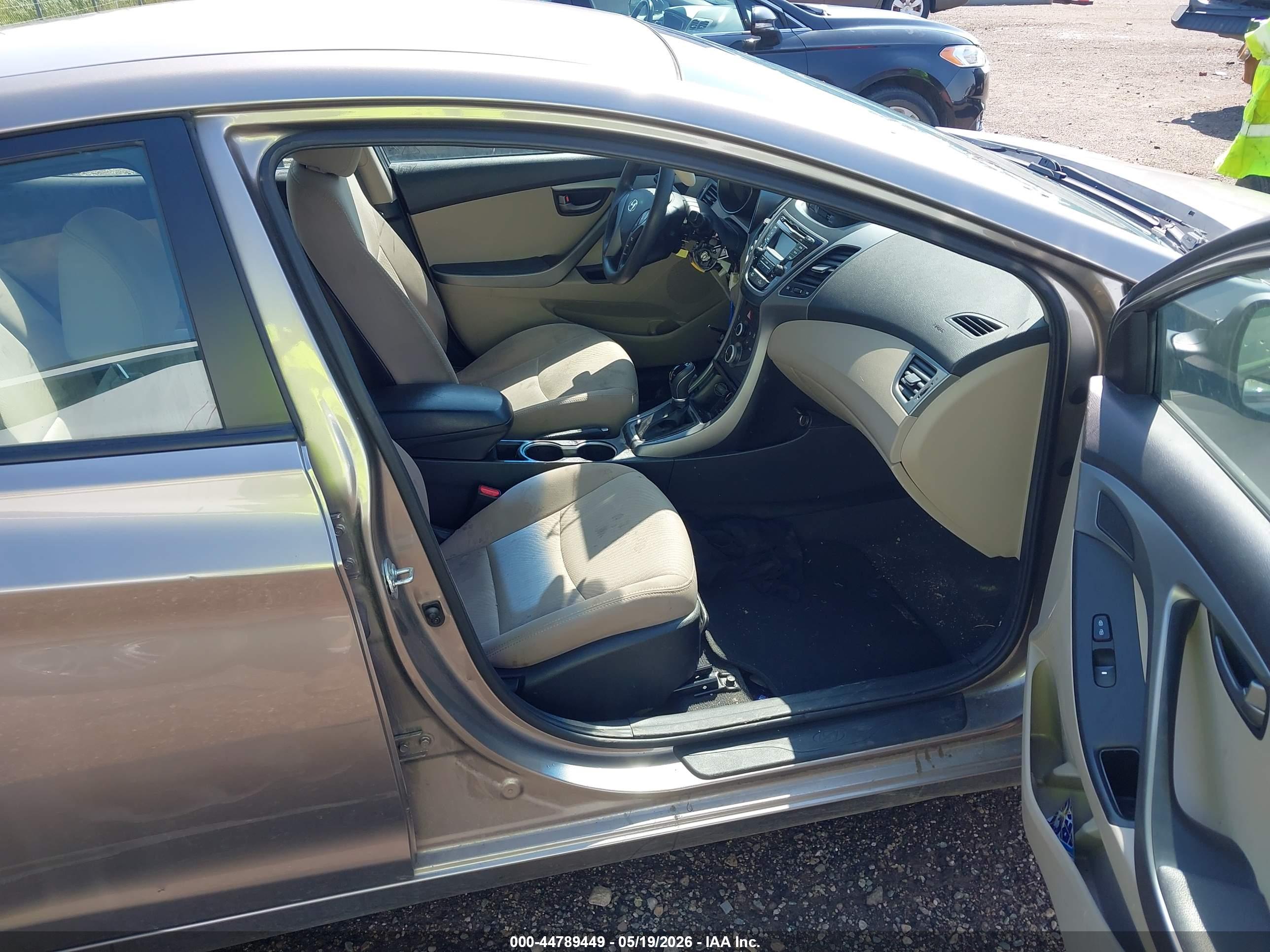 HYUNDAI ELANTRA image 5