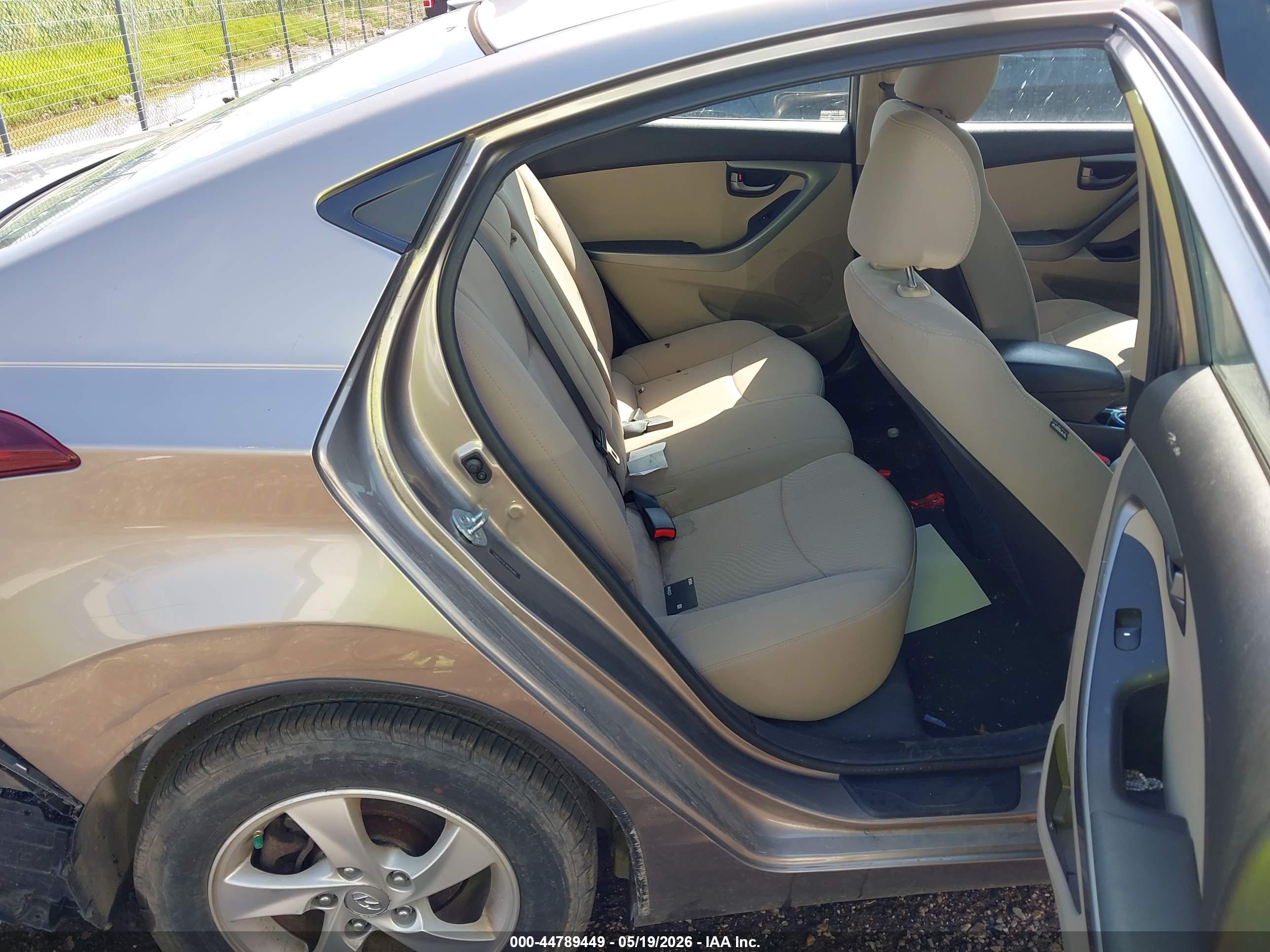 HYUNDAI ELANTRA image 8