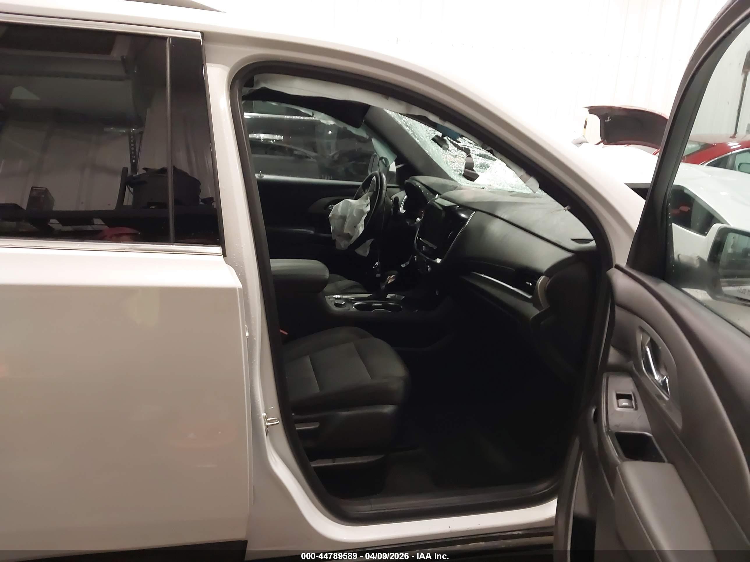 CHEVROLET TRAVERSE image 5