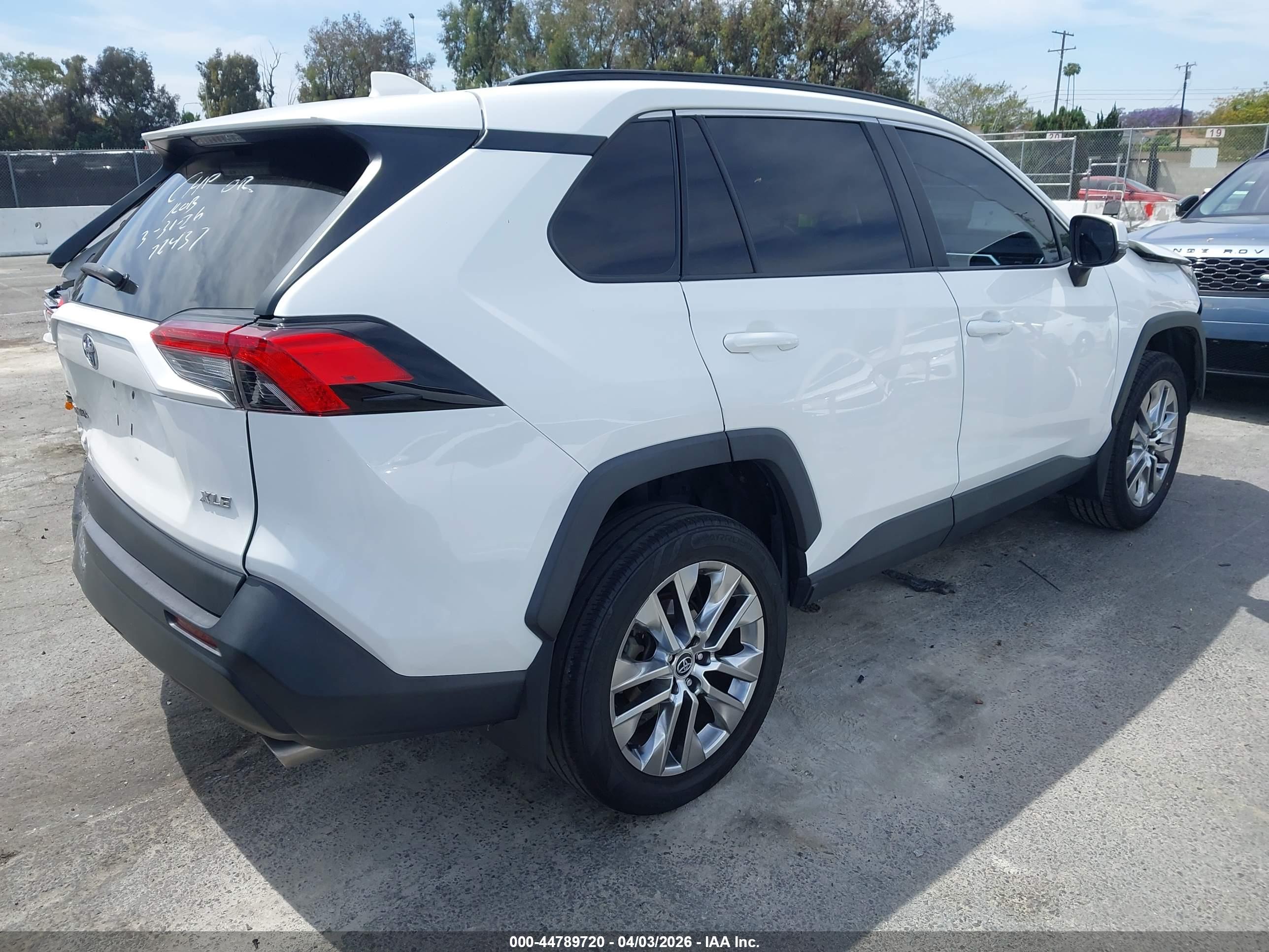 TOYOTA RAV4 image 4