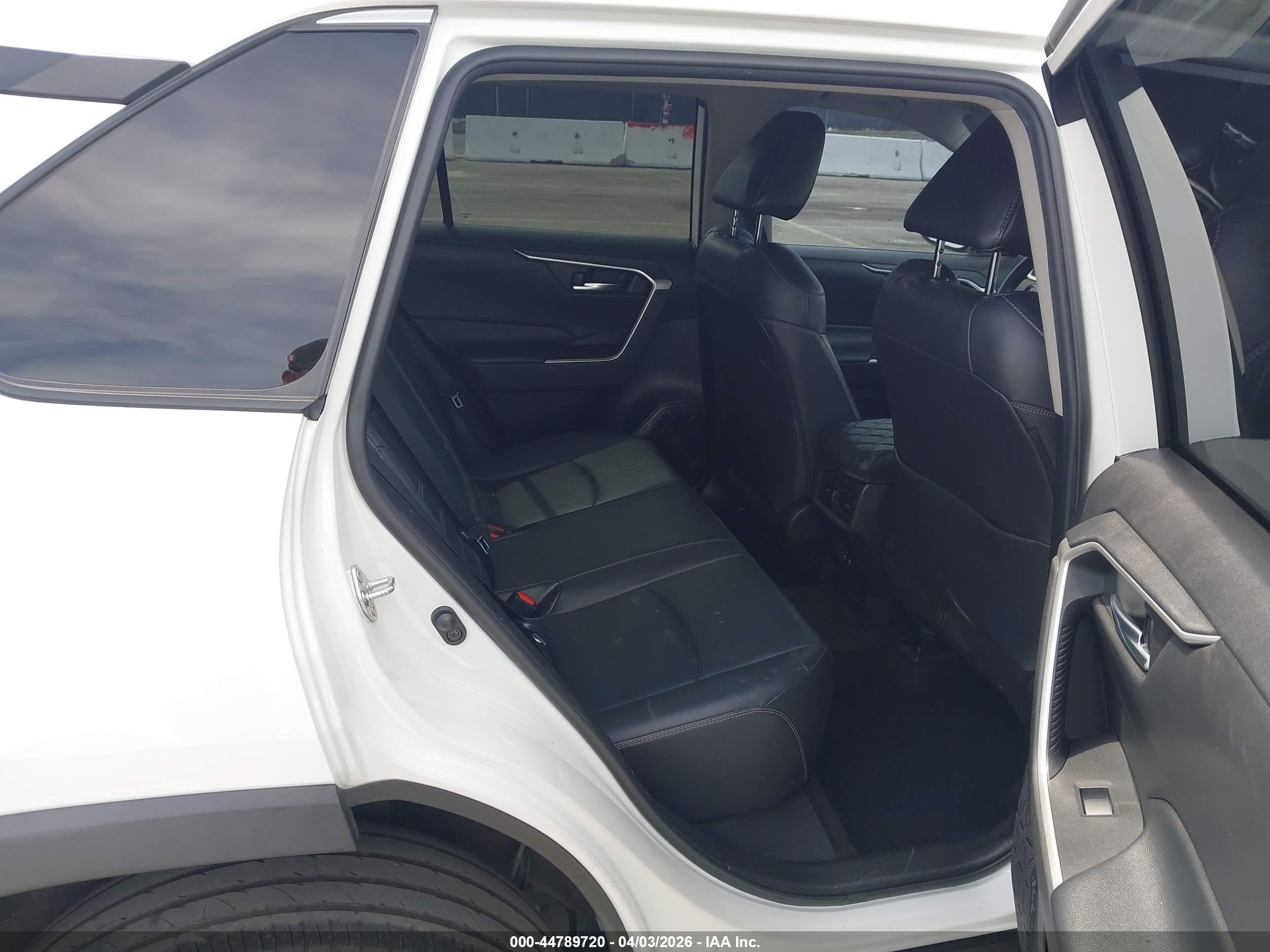 TOYOTA RAV4 image 8