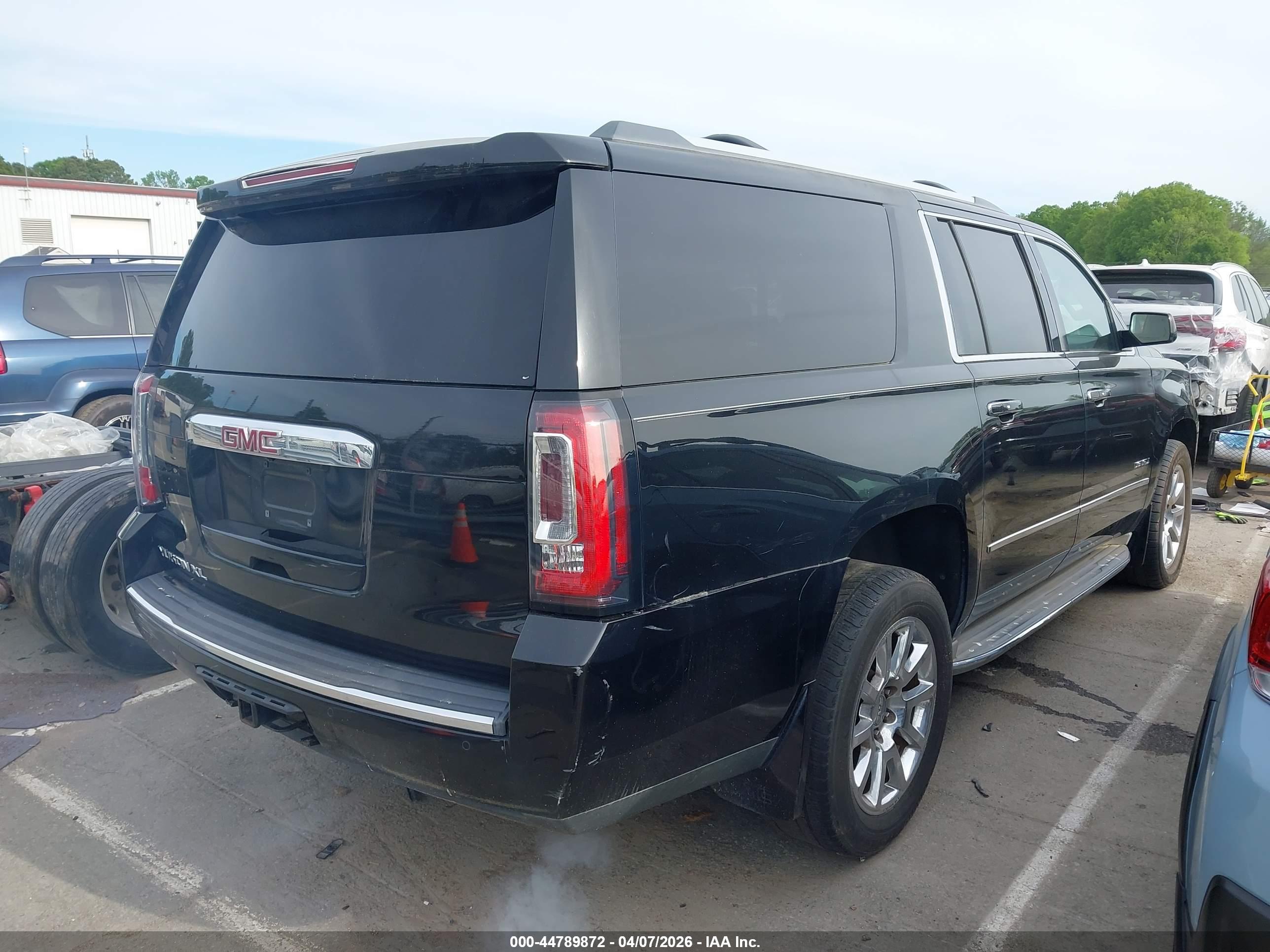 GMC YUKON image 4