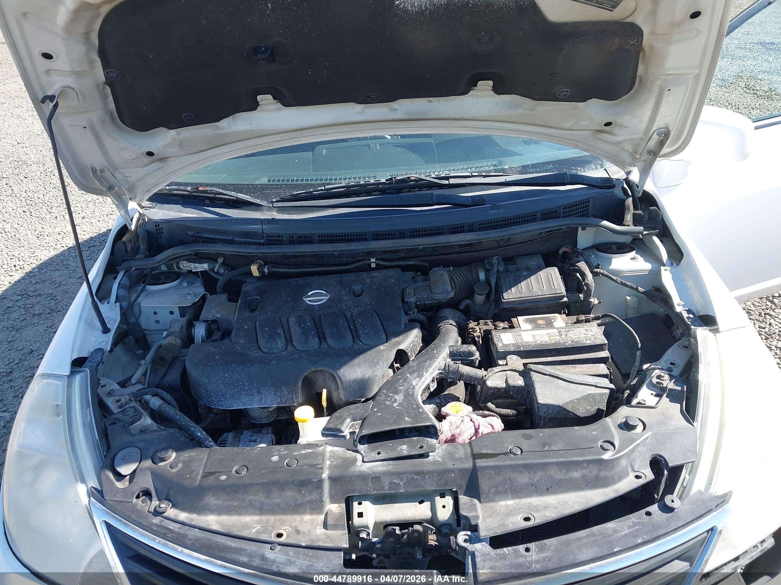 NISSAN VERSA image 10